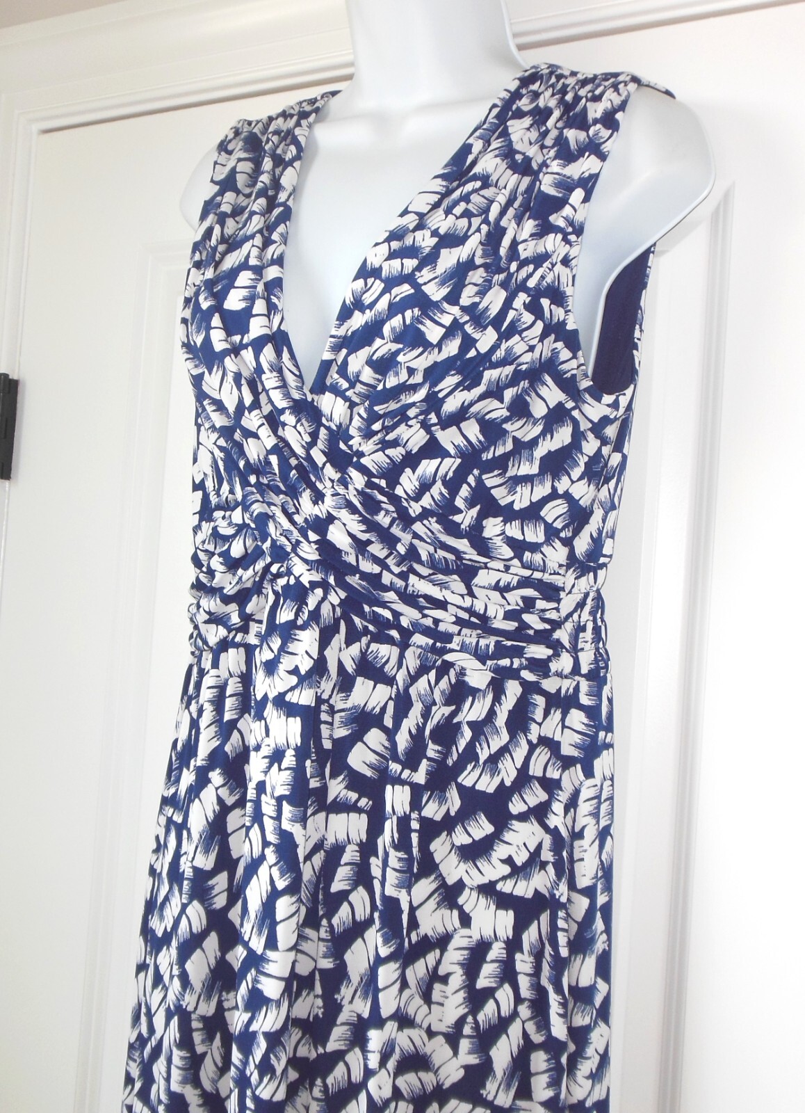 Vince Camuto Maxi Dress size Medium Cross Over Bust Blue White V-Neckline Lined