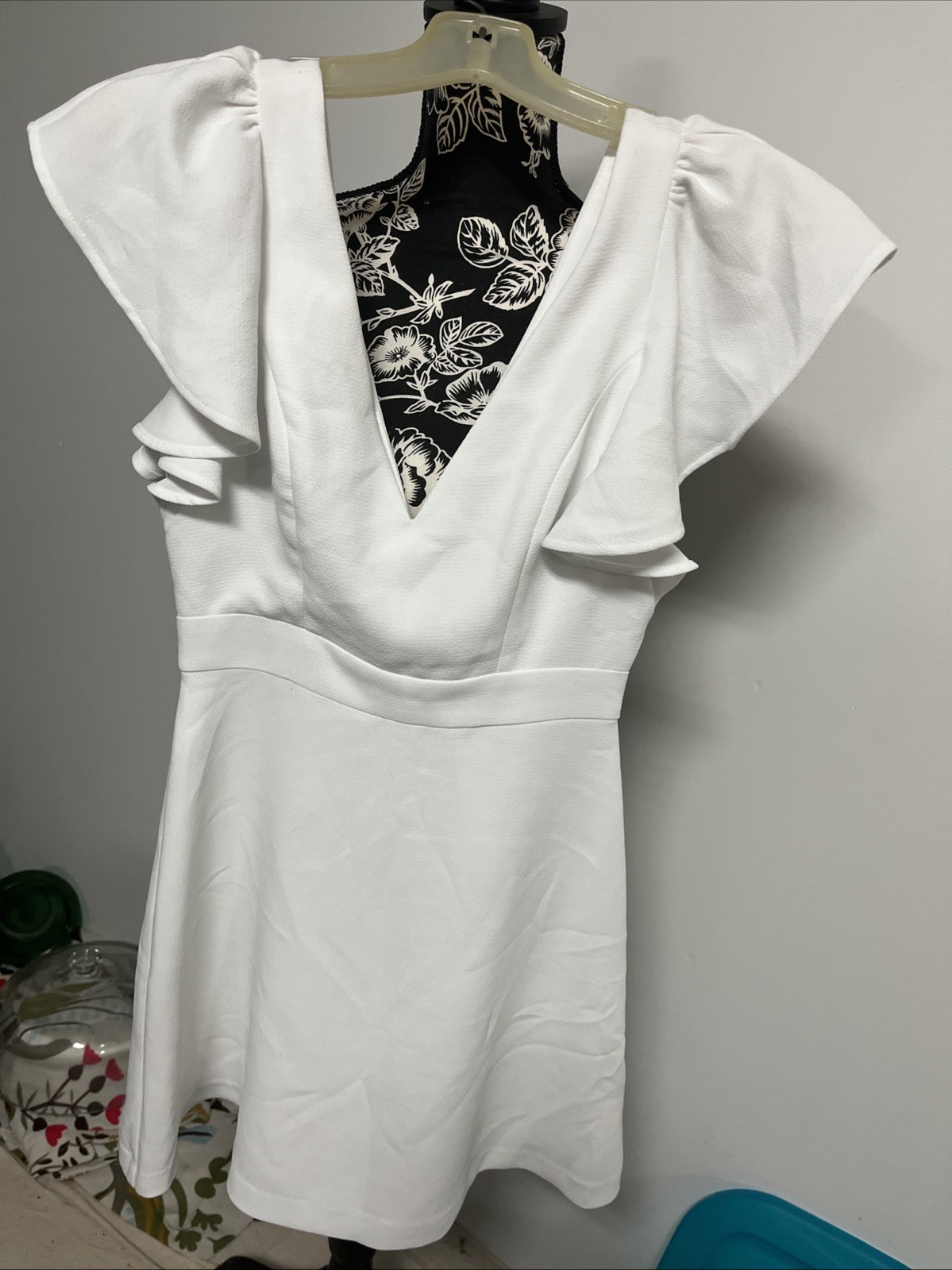 bcbgeneration dress 0 White V-veck Ruffle Shoulders No Stretch