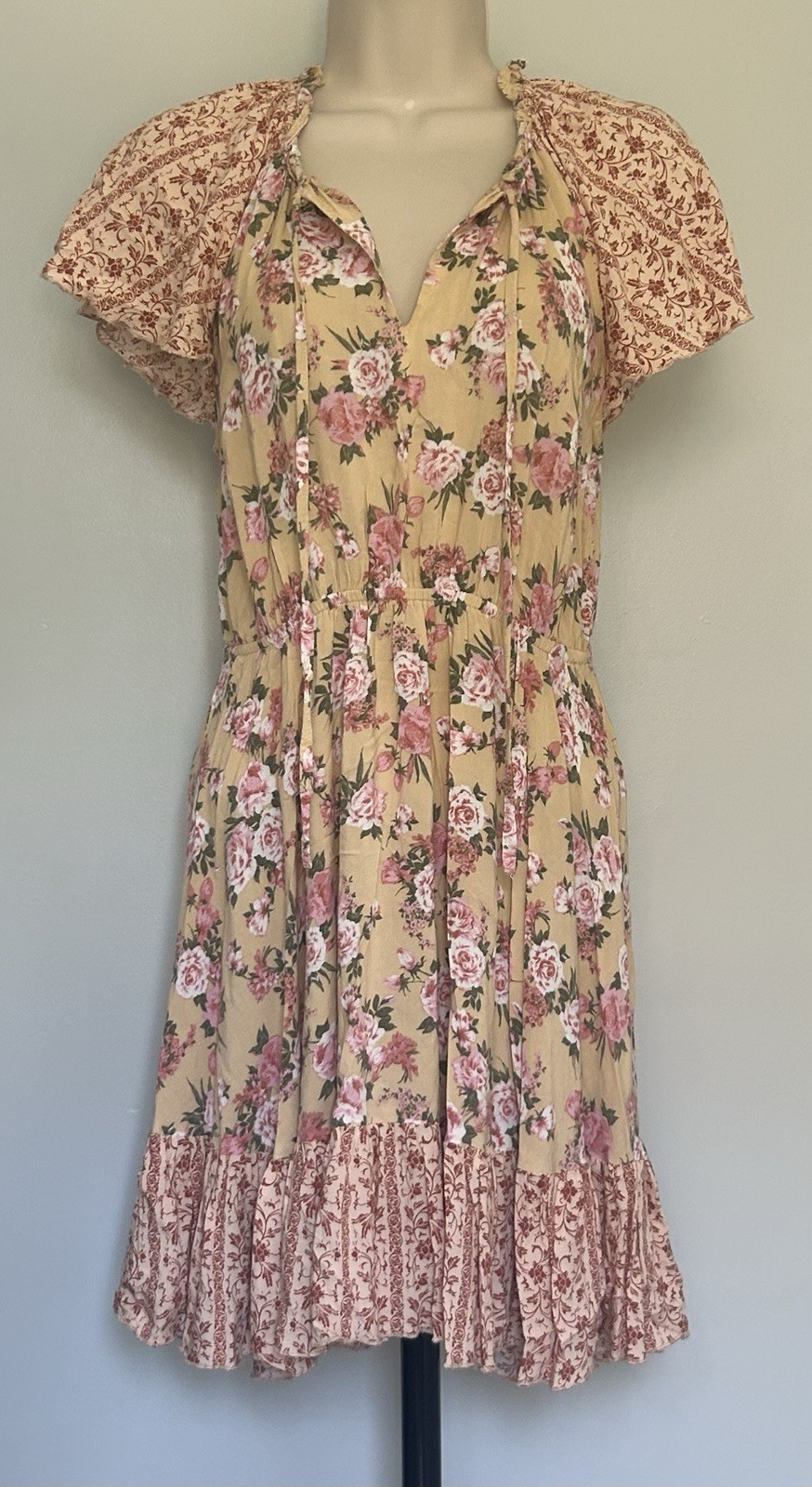 UMGEE Floral Flowy Tiered Flutter Sleeve Ruffle Round/Split V-Neck Size Small