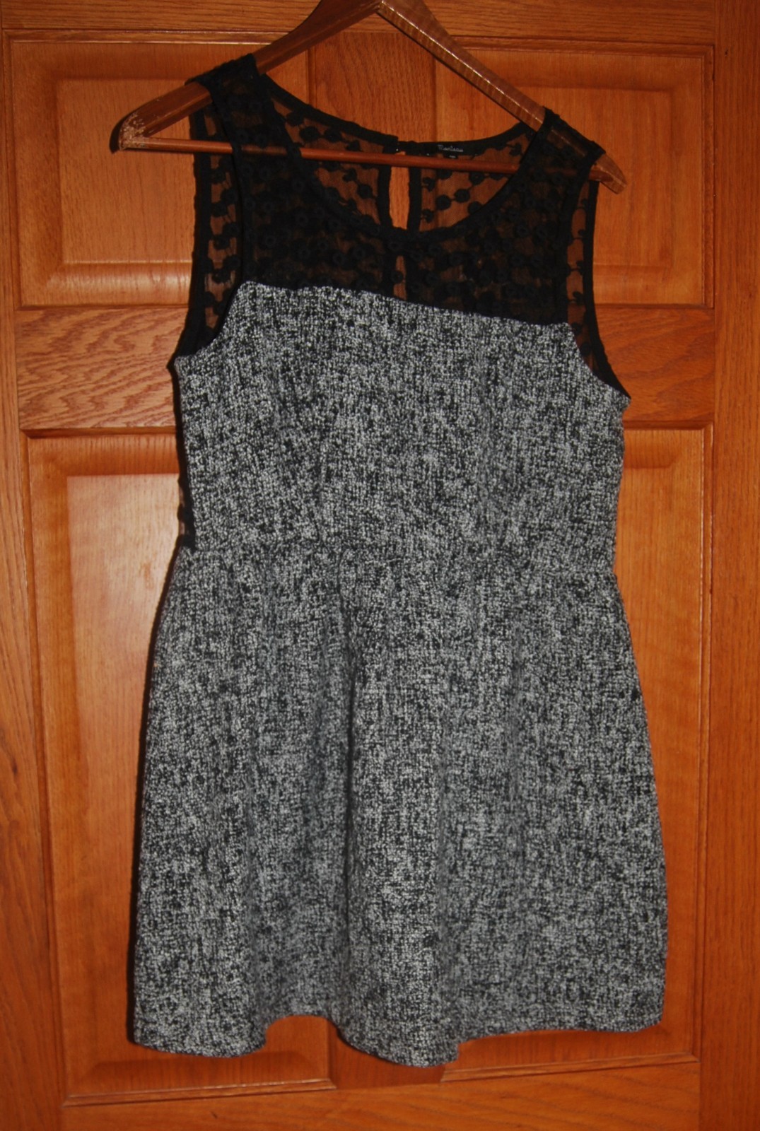 Manteau black Gray sleeveless Dress with lace Shoulders back Size L Buttons Zip