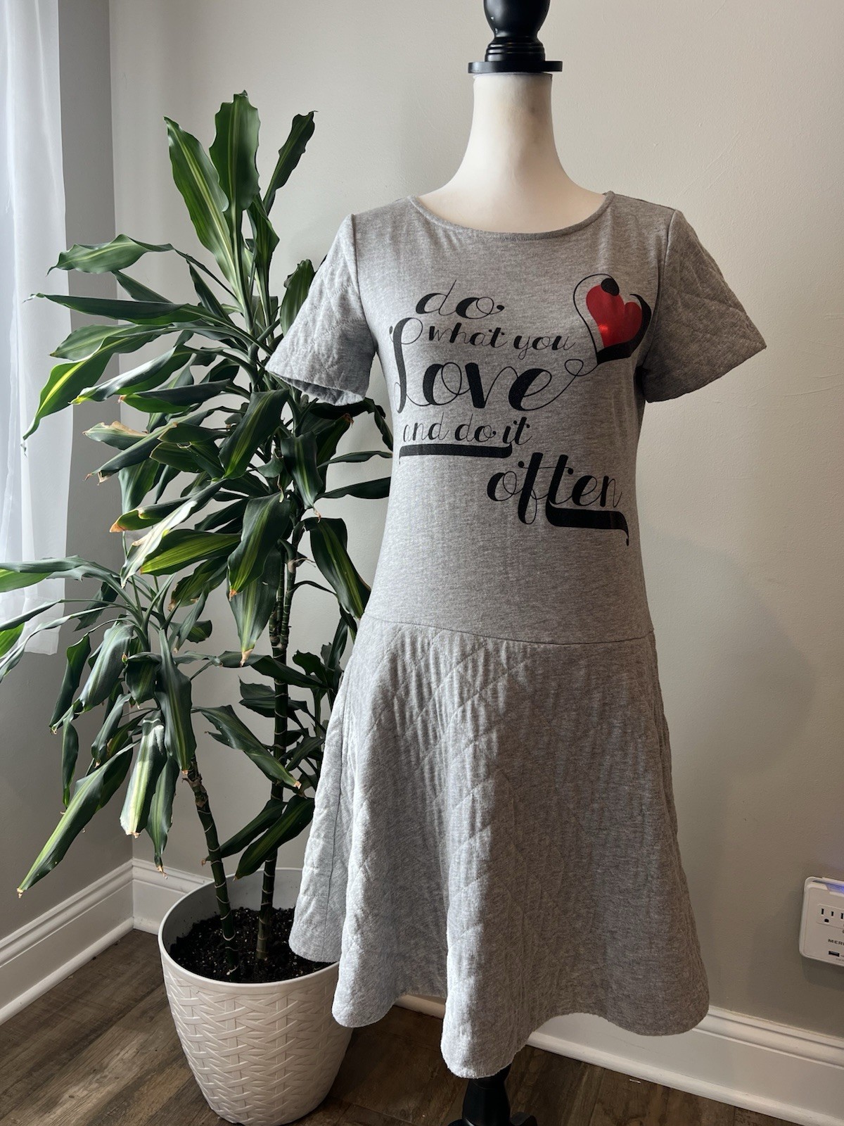 Love Moschino 6 Gray Heart Quilted Bottom Short Sleeve Dress