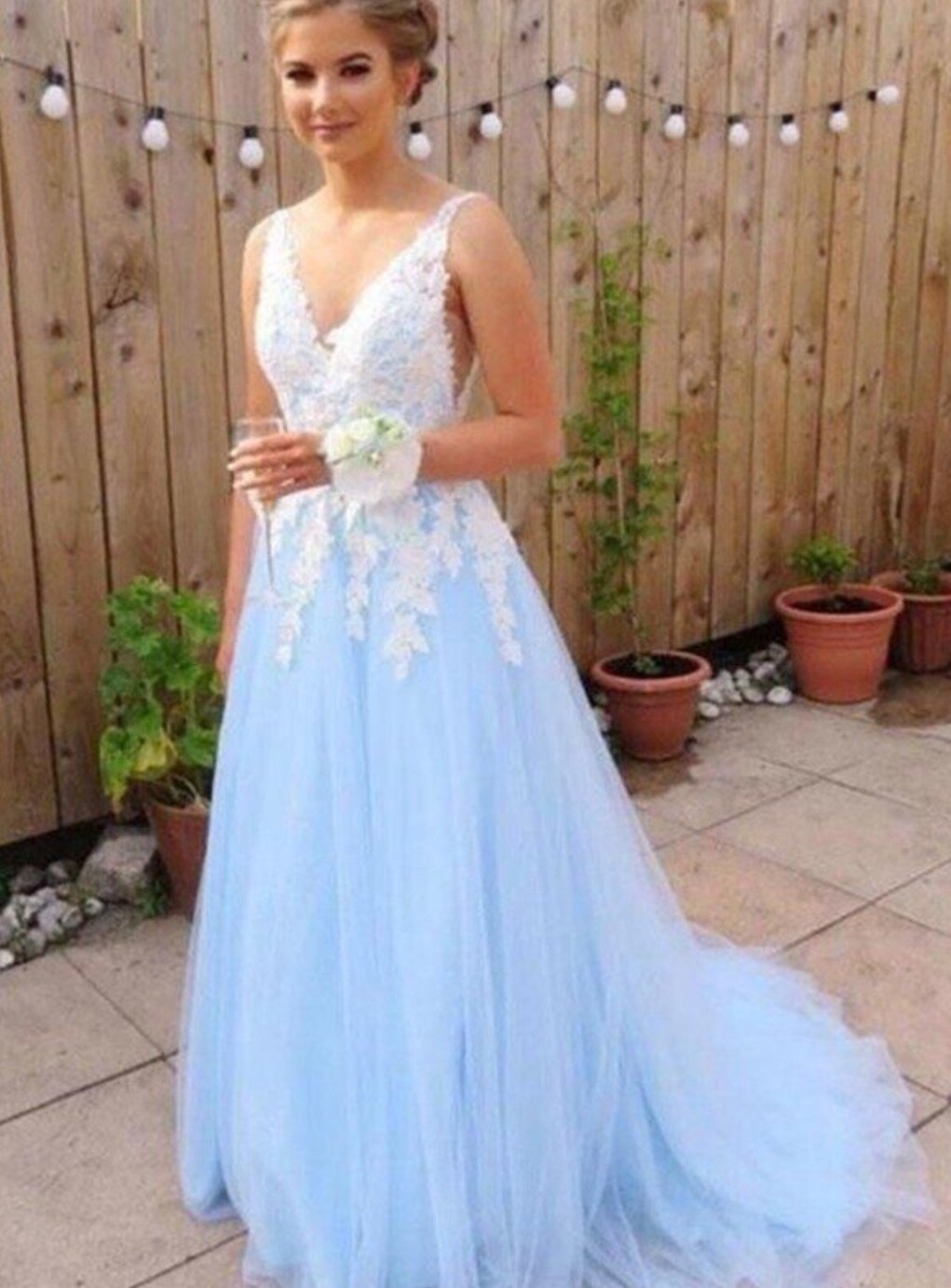 A-Line/Princess V-neck Sleeveless Sweep/Brush Train Applique Tulle Dresses
