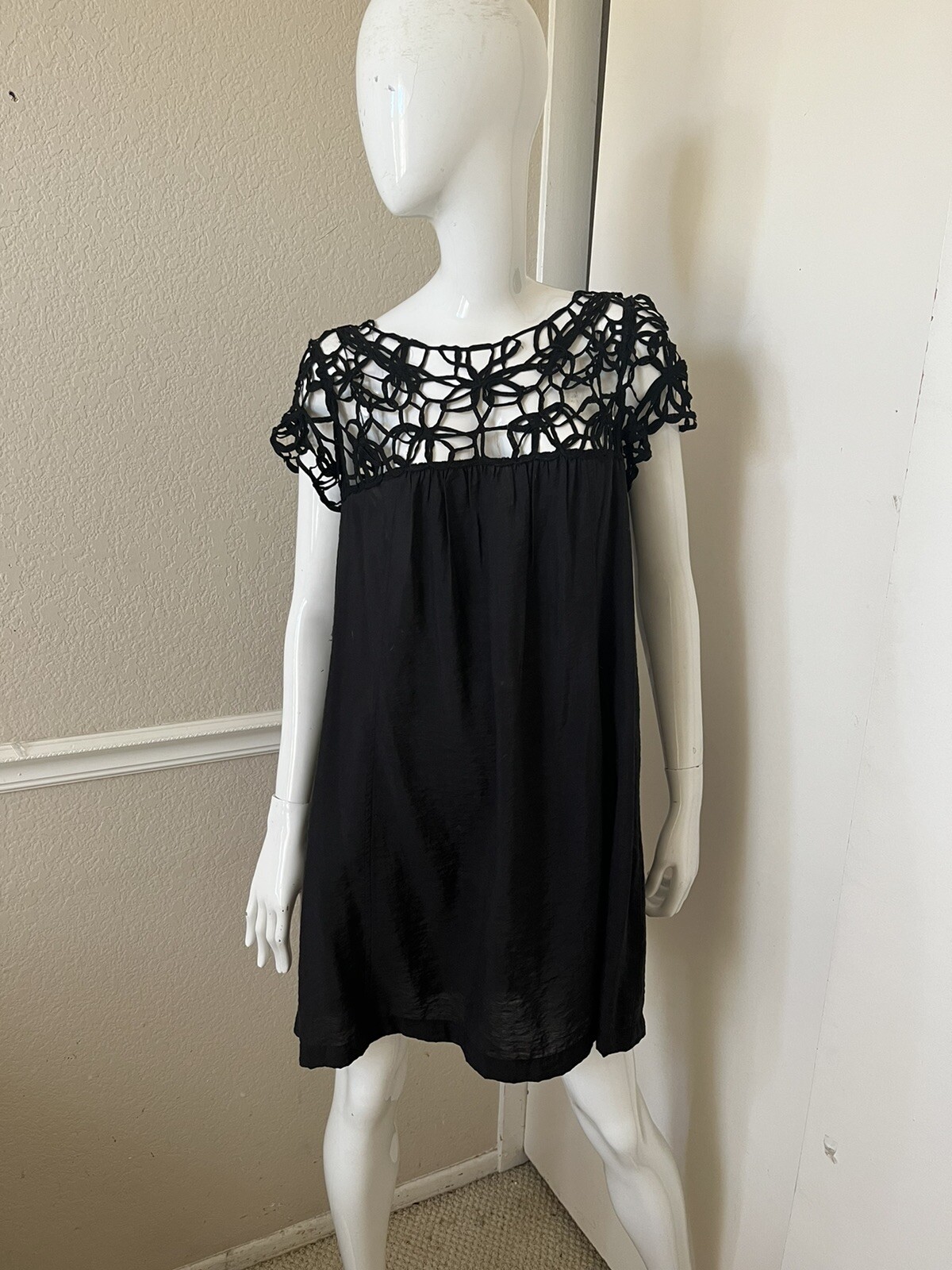 ALYTHEA NEW! Black Viscose Crochet Lace Chest Silky Short Sleeve Shift Dress M