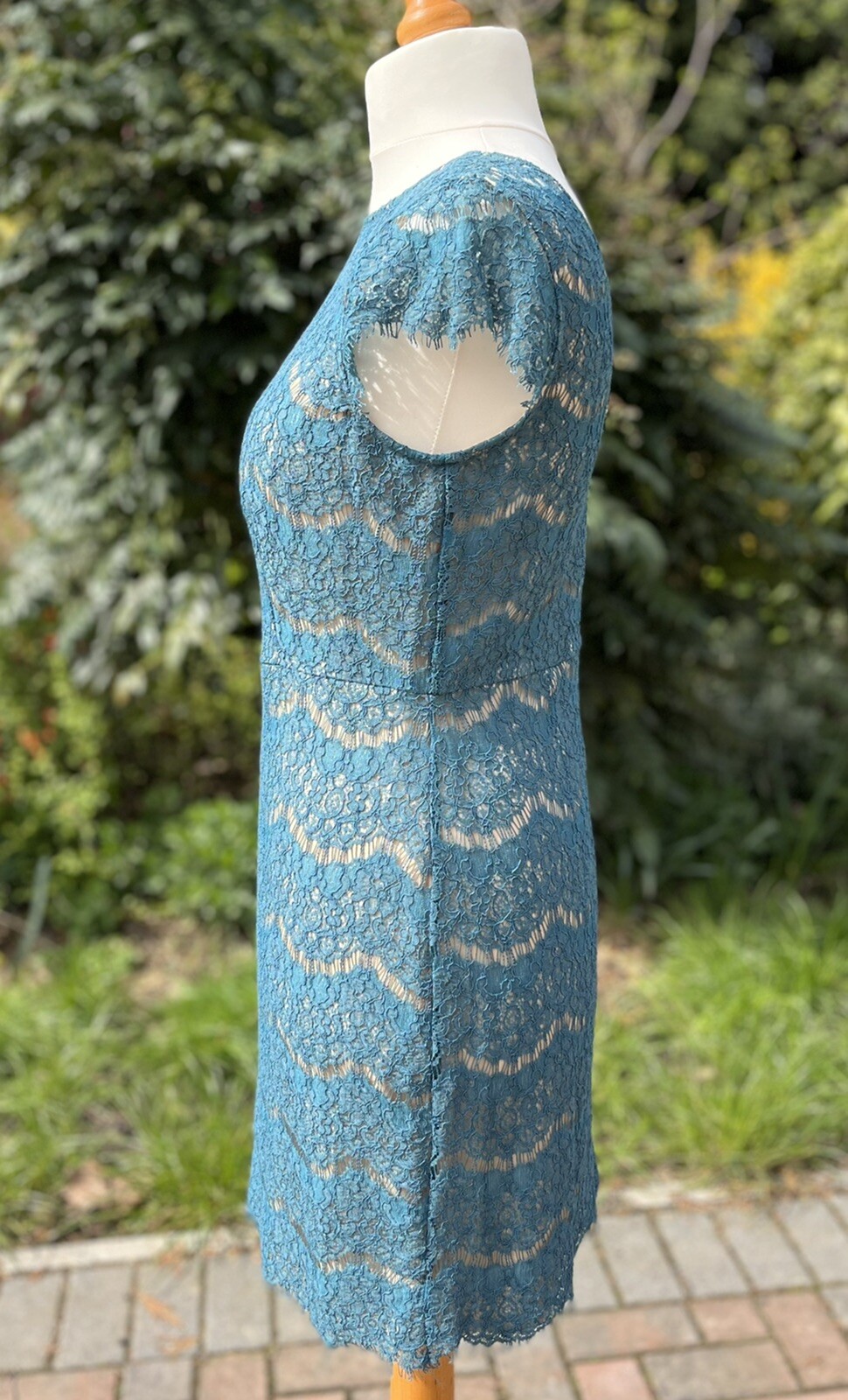 LACEY DRESS WITH CAP SLEEVES & NUDE LINING & V BACK – SIZE L (12) Teal/Turqoise