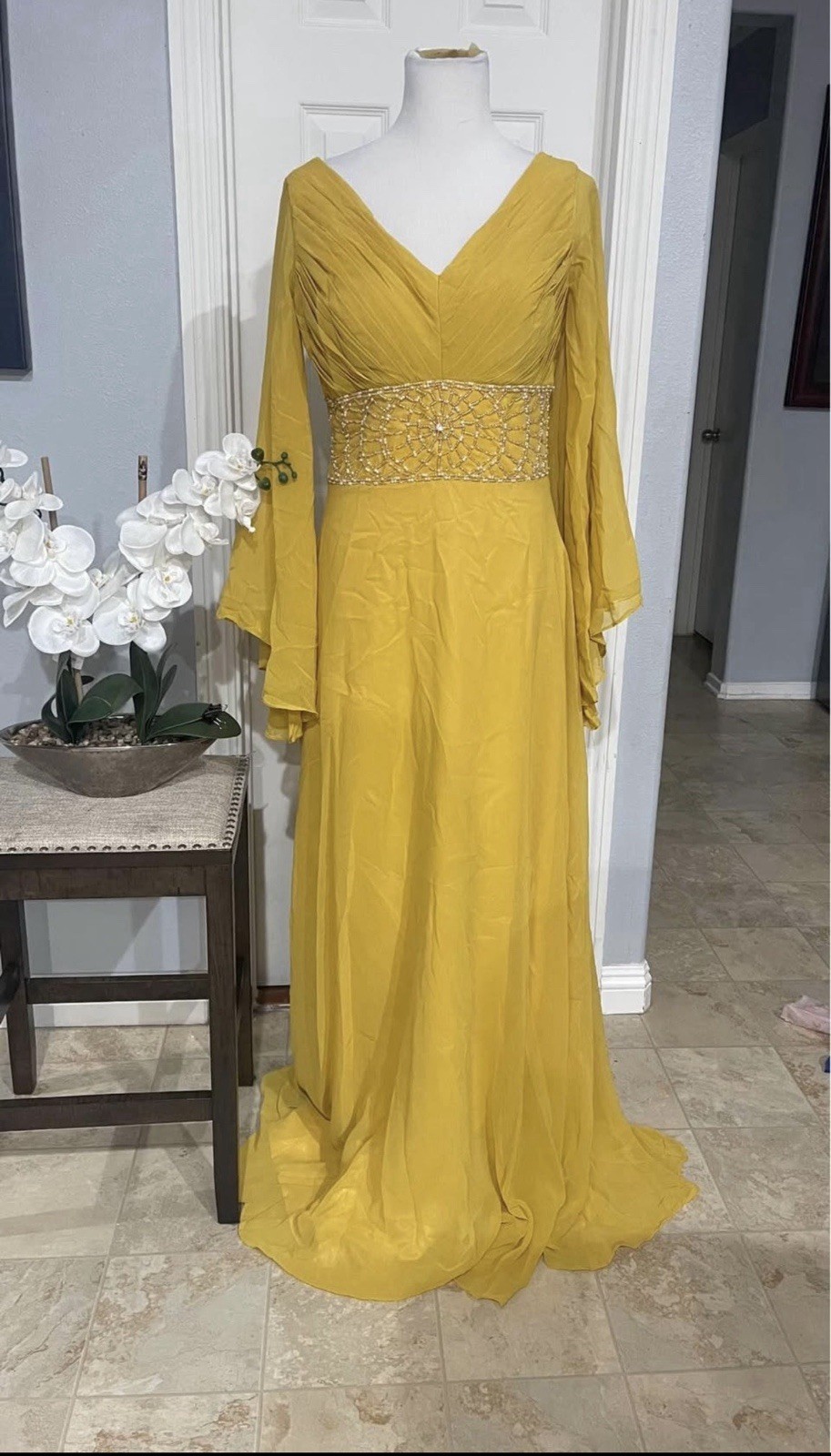 * New Beautiful dress size 10/12 Large waist measurement 31/ 32 inches
