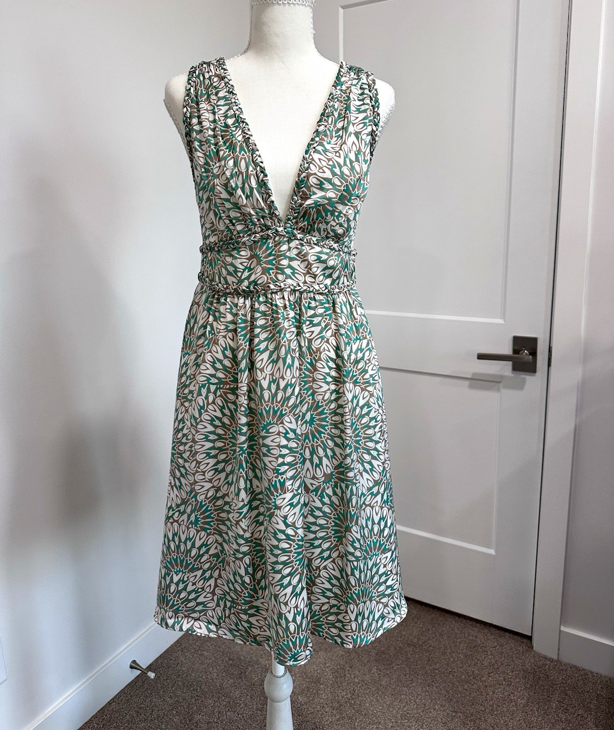 BCBGeneration Fit & Flare V-Neck Sleeveless Geometric Dress Sz 10 Knee Poly