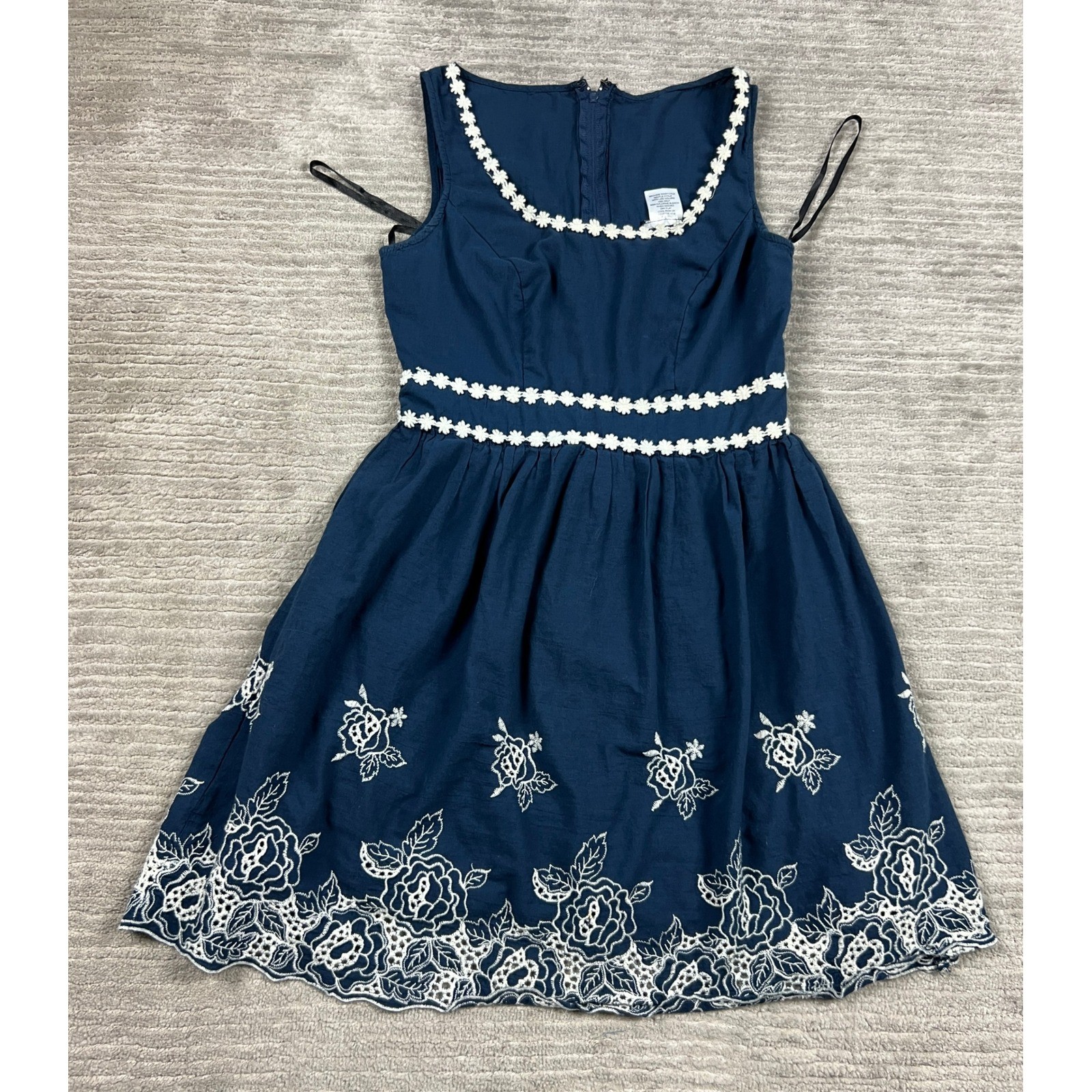 B Smart Fit & Flare Dress Womens 5 Navy Blue Floral Embroidered Daisy Crochet