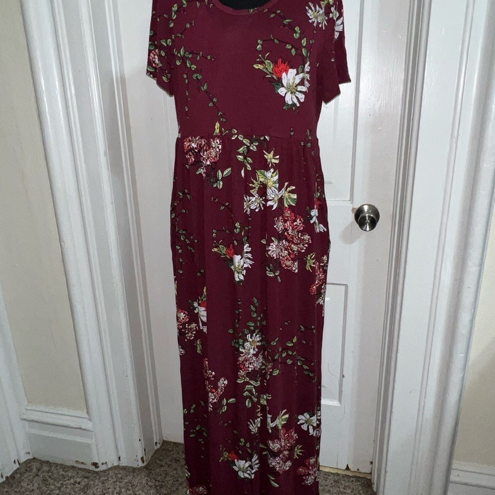 Women’s size XL Floral Burgundy Dress flowers, short sleeve casual work sun