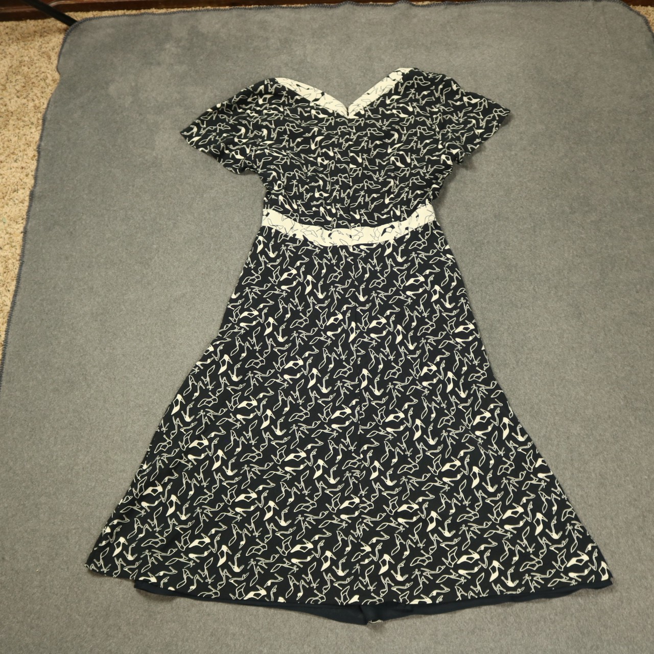 Liz Claiborne Shoes Print V-Neck Knee-Length Dress Short Sleeve Black & White 6