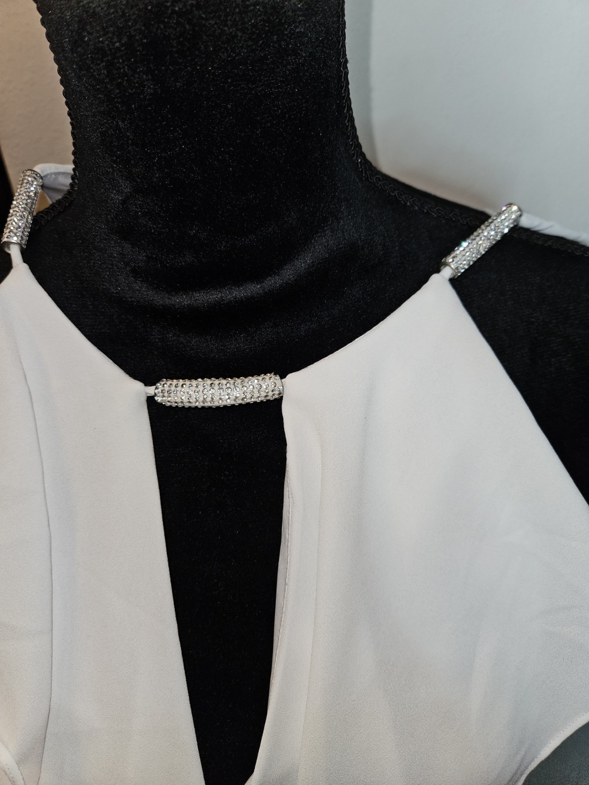 Venus White Ruffle Beaded Keyhole Sheath Dress Chiffon Knee Length Size 8