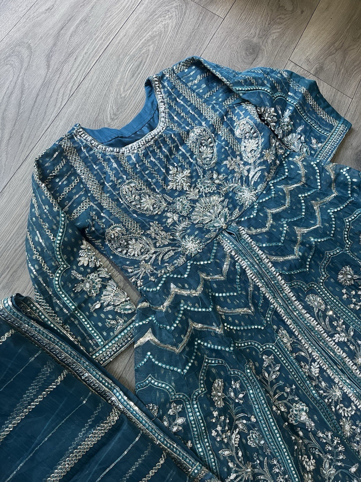A Beautiful Terquise Heavy Embroidered Beaded Long Dress Suit Size Medium. VGC