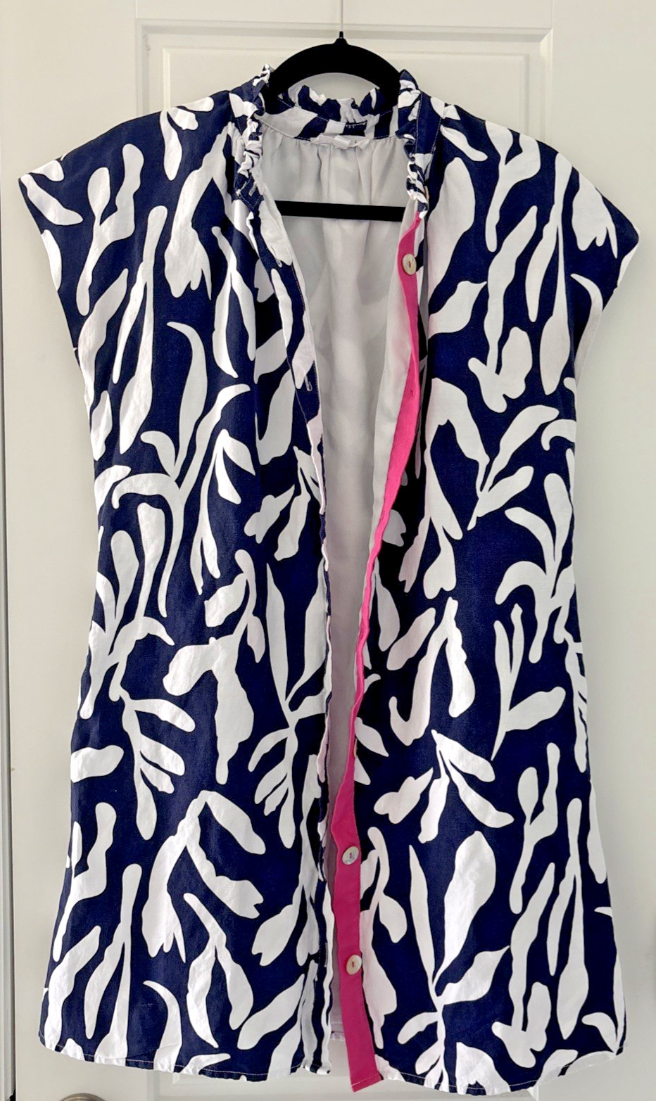 THML Shift Dress Medium Navy White Abstract Leaf Ruffle Button Pockets MockNeck