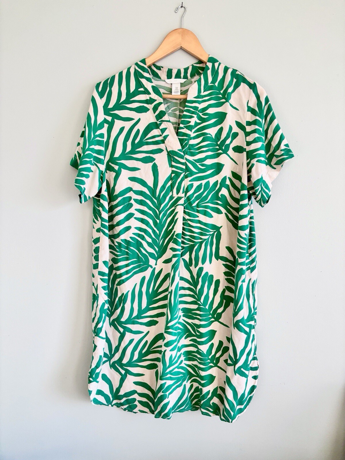 H&M Women Medium Green Beige Palm Leaf V-neck Short Sleeve Shift Dress 36” Long