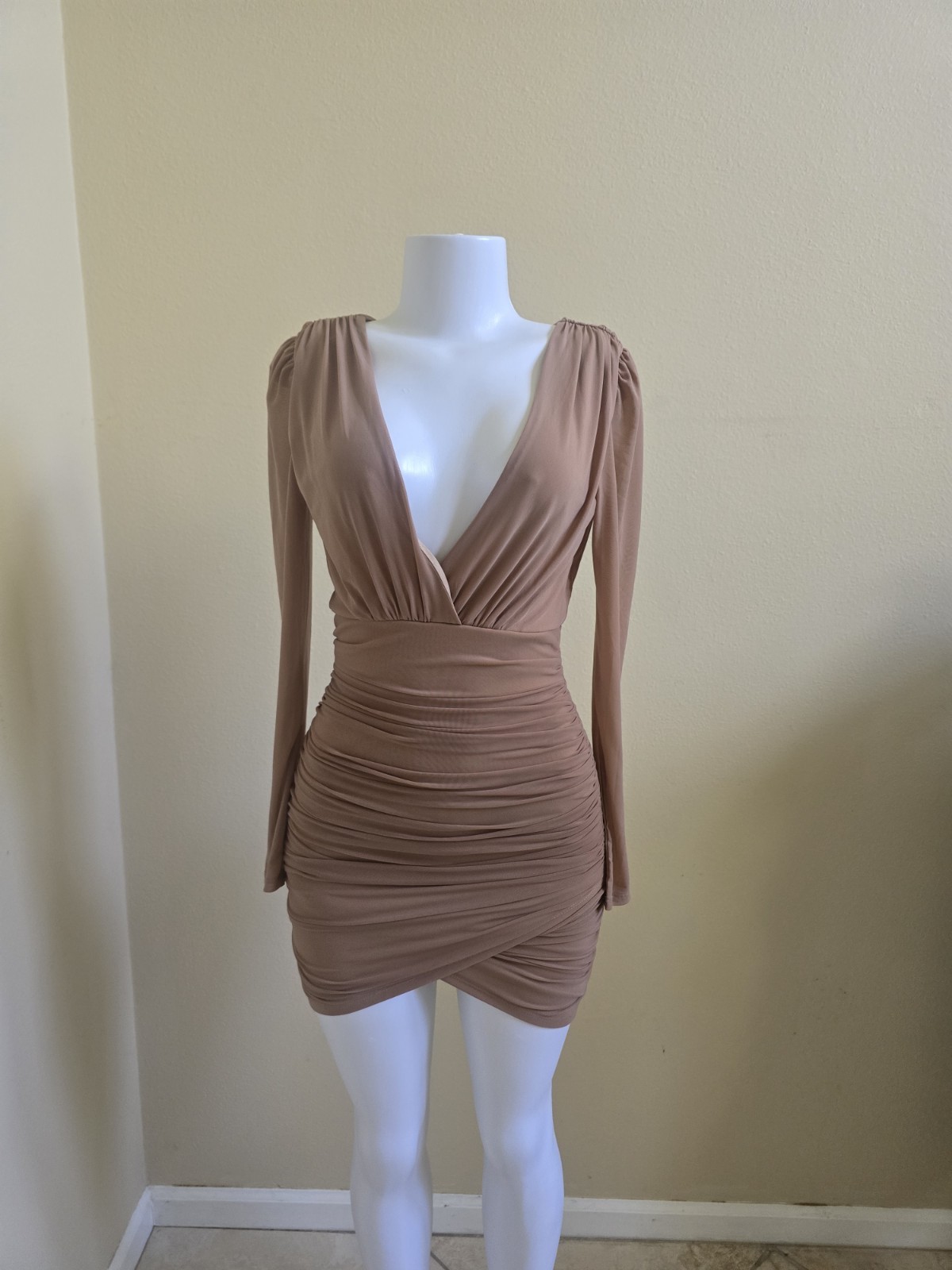 Lulu’s Beige Ruched Bodycon Mini Dress V-Neck Open Back Long Sleeve Size S