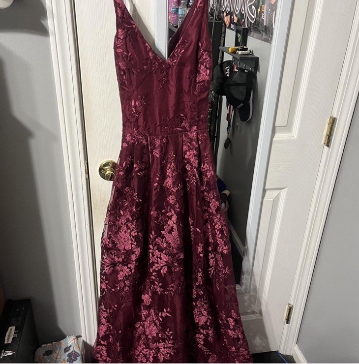 burgundy floral maxi dress with a touch of excellence. #floraldress #maxidress 9
