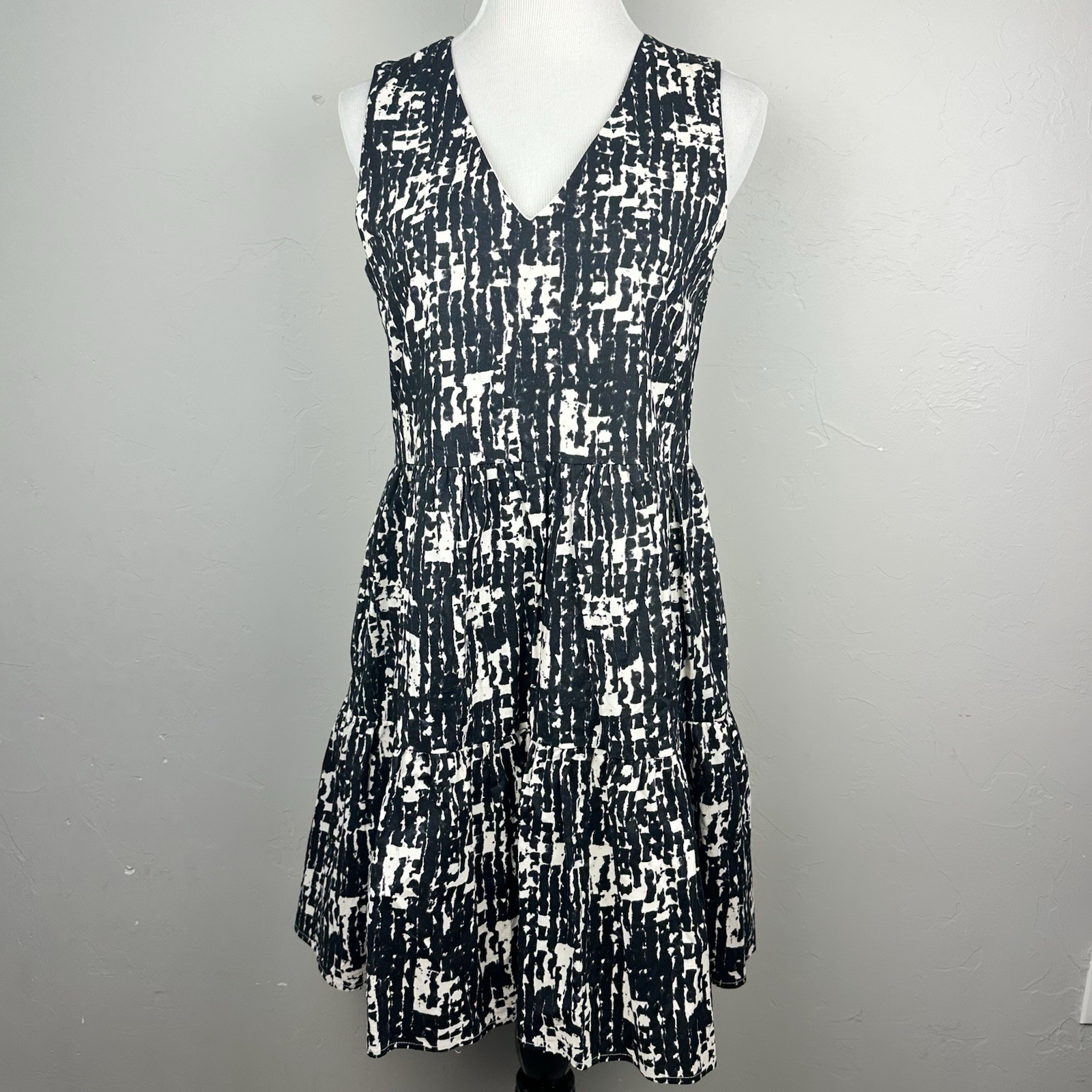 Evereve Giana Tiered Shift Dress Black Ivory Abstract Print Sleeveless Small