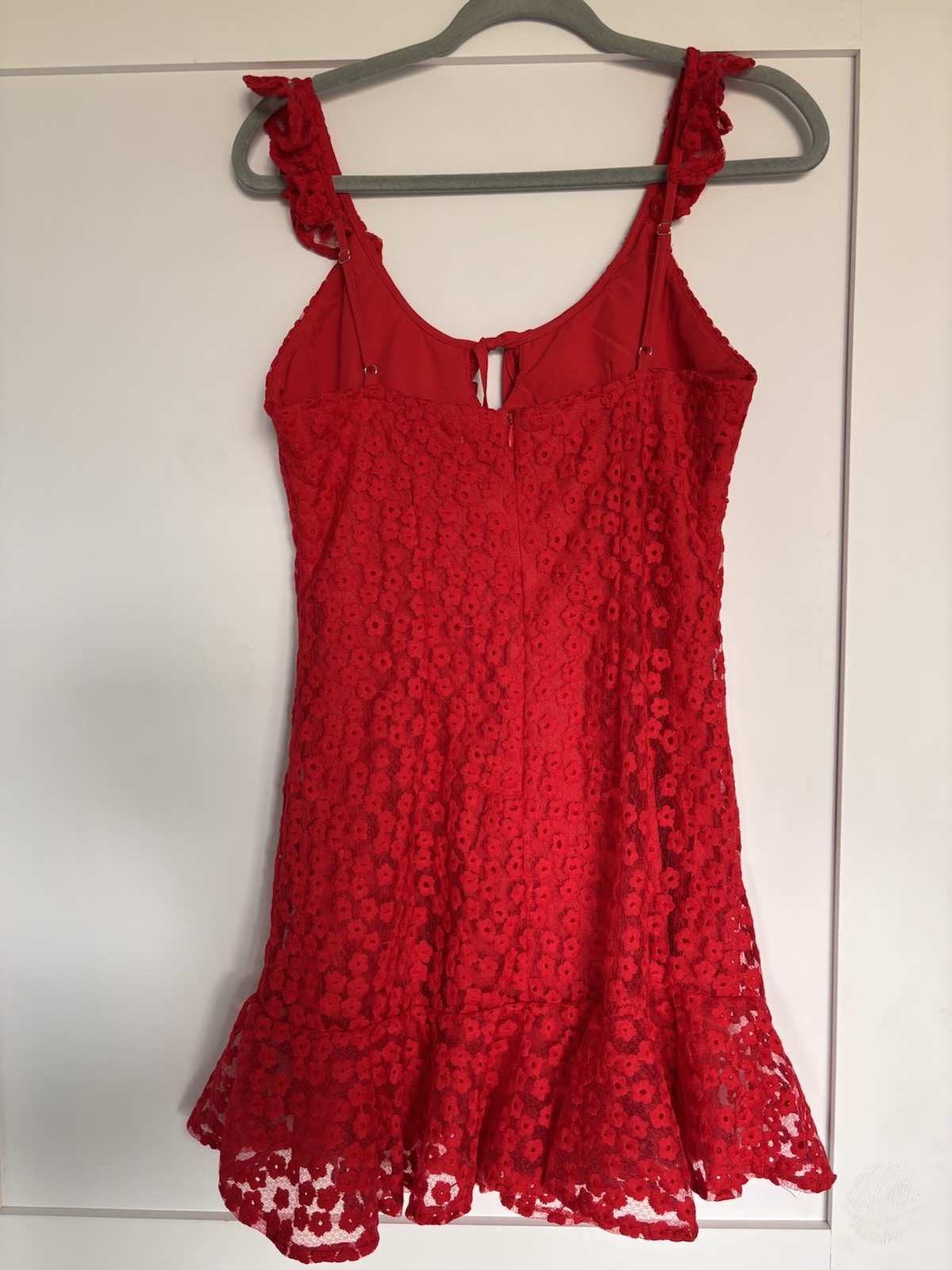 SAINTS + SECRETS Red Floral Lace Scoop Neck Strappy Ruffle Zip Mini Dress M