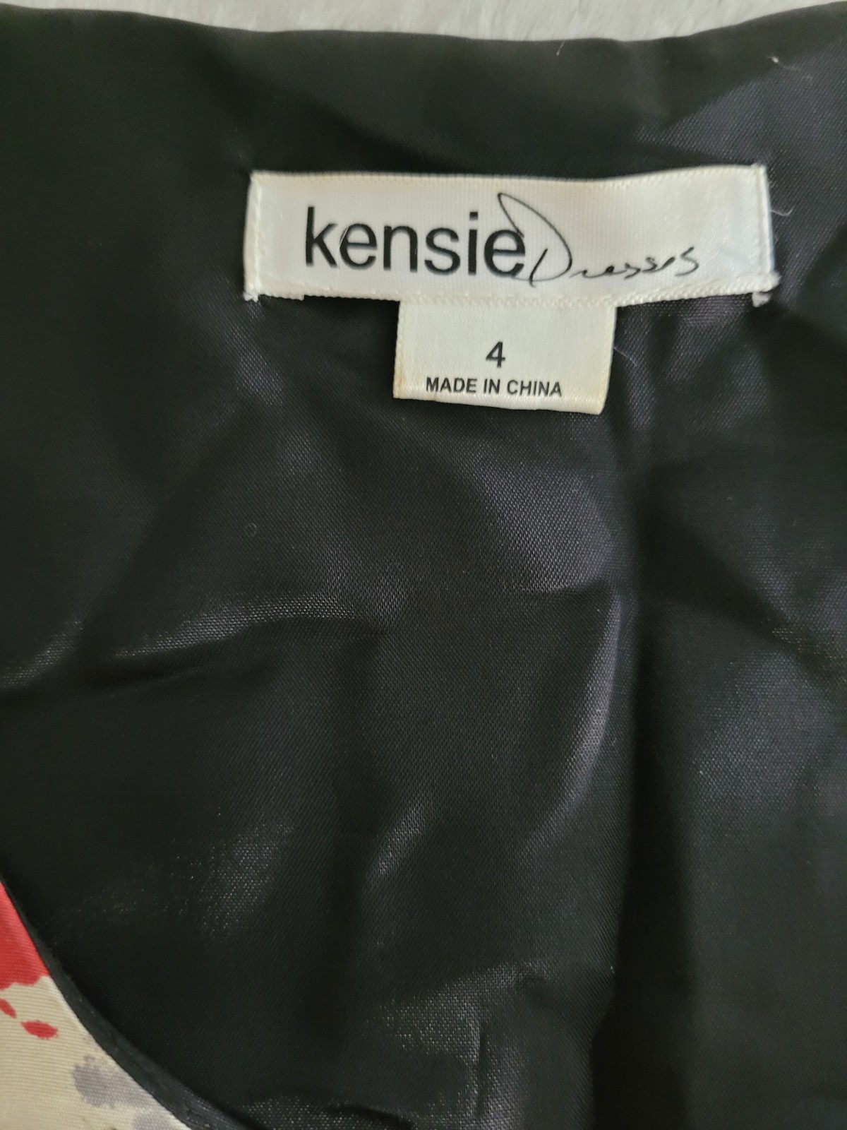Kensie Women’s Red/Black/White Abstract Fit & Flare V-Neck Ruffle Sz 4