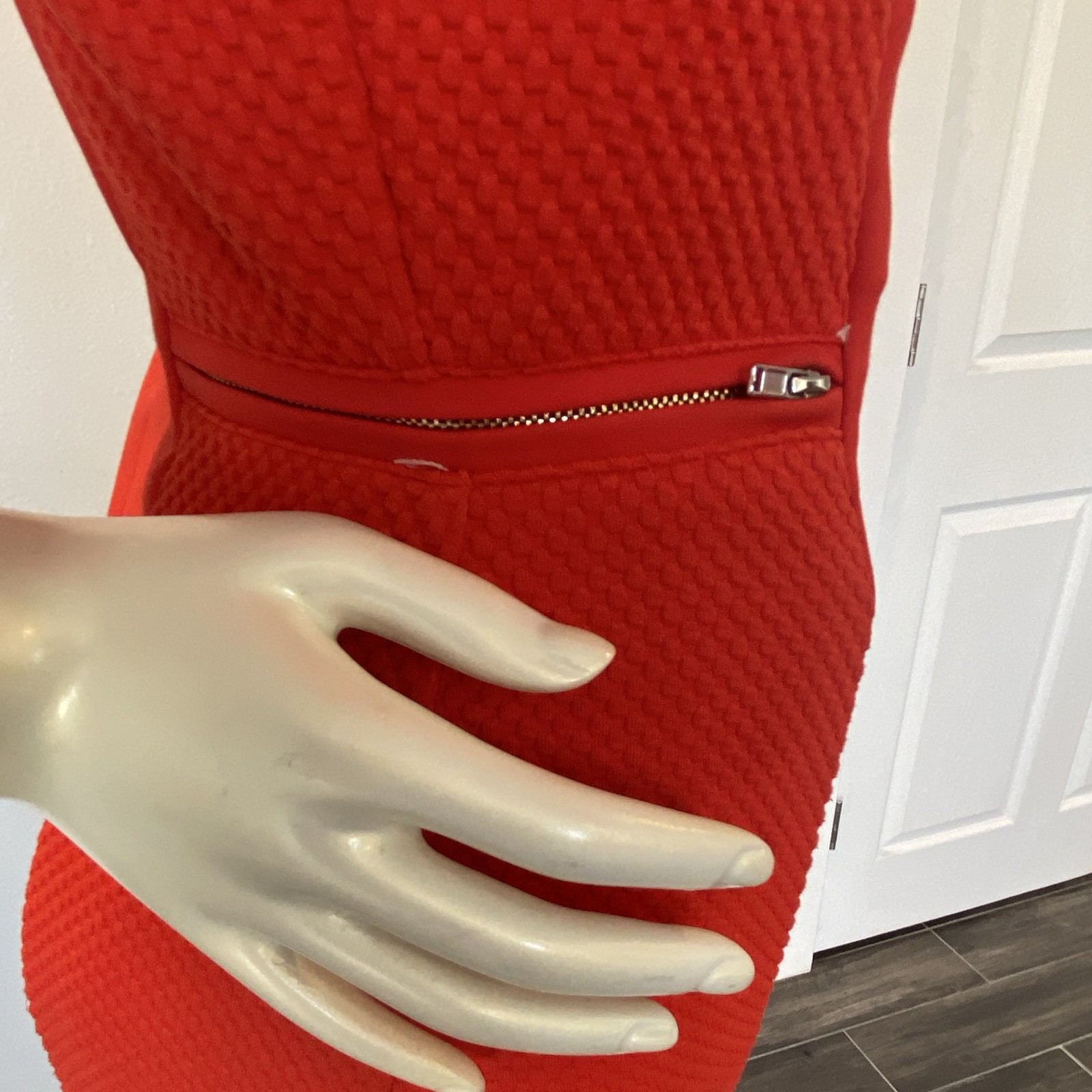 bebe Red Solid Round Neck Sleeveless Sheath Knee Length Zip Dress S/P