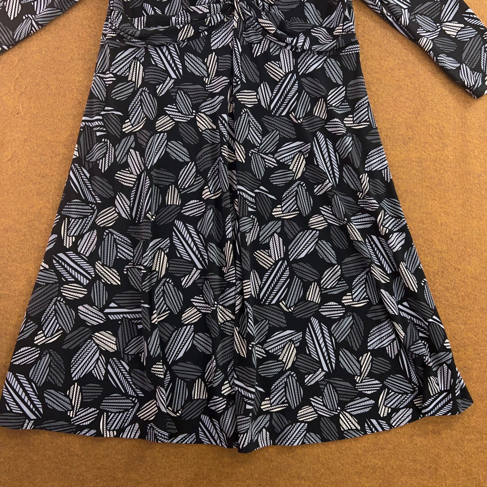 Anne Klein Womens Size 0X Black Grey Abstract Leaf Twist Front V-Neck Dress New