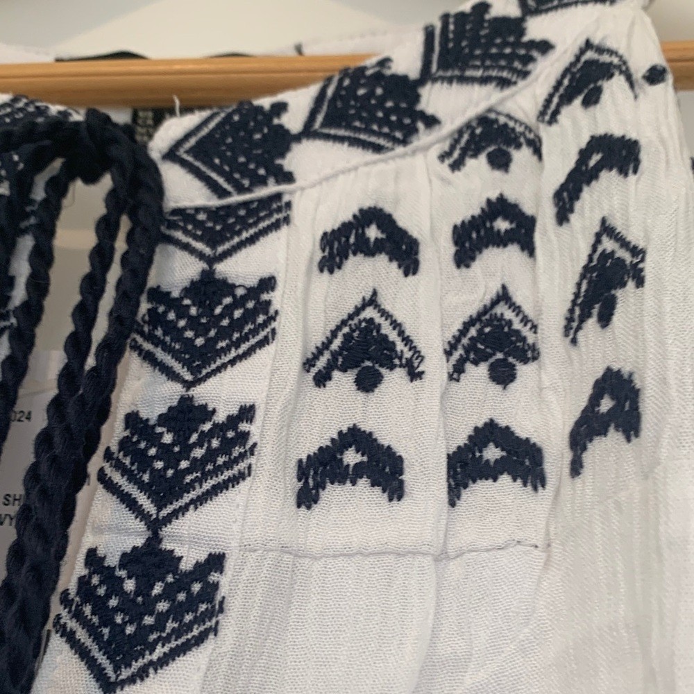 Forever 21 dress sleeveless white with dark navy embroidery Size Large