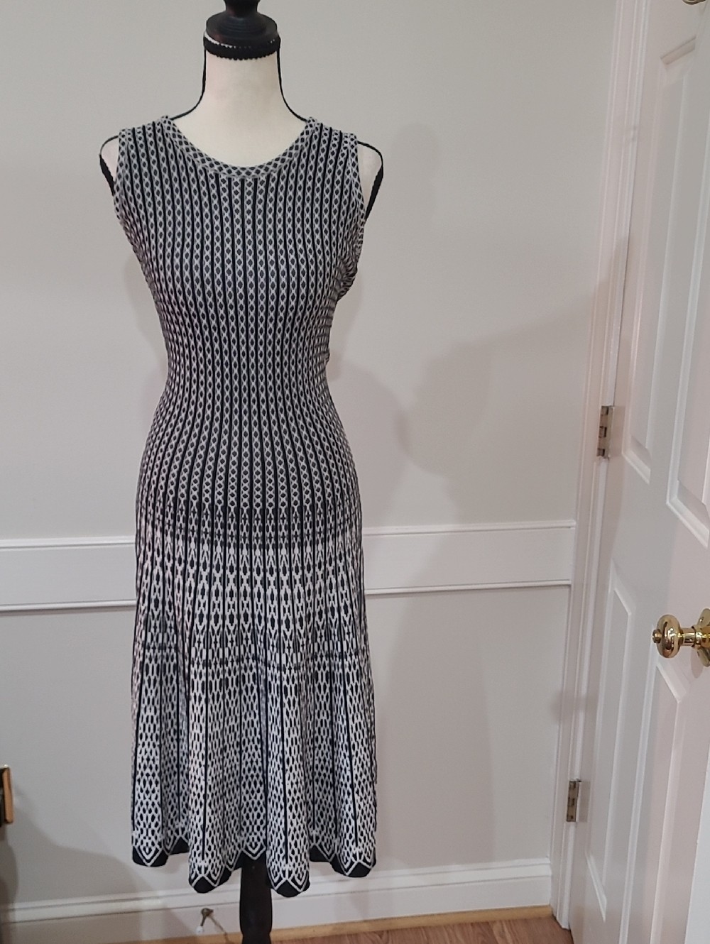 ZoZo Sleeveless Black and White Patterned Knit Midi Dress – Size XL
