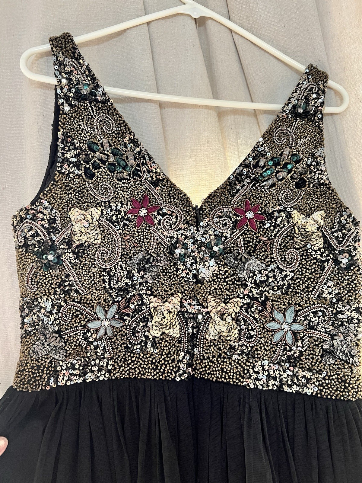 Adrianna Papell Black/Silver Beaded Sequin V-Neck A-Line. Size 12