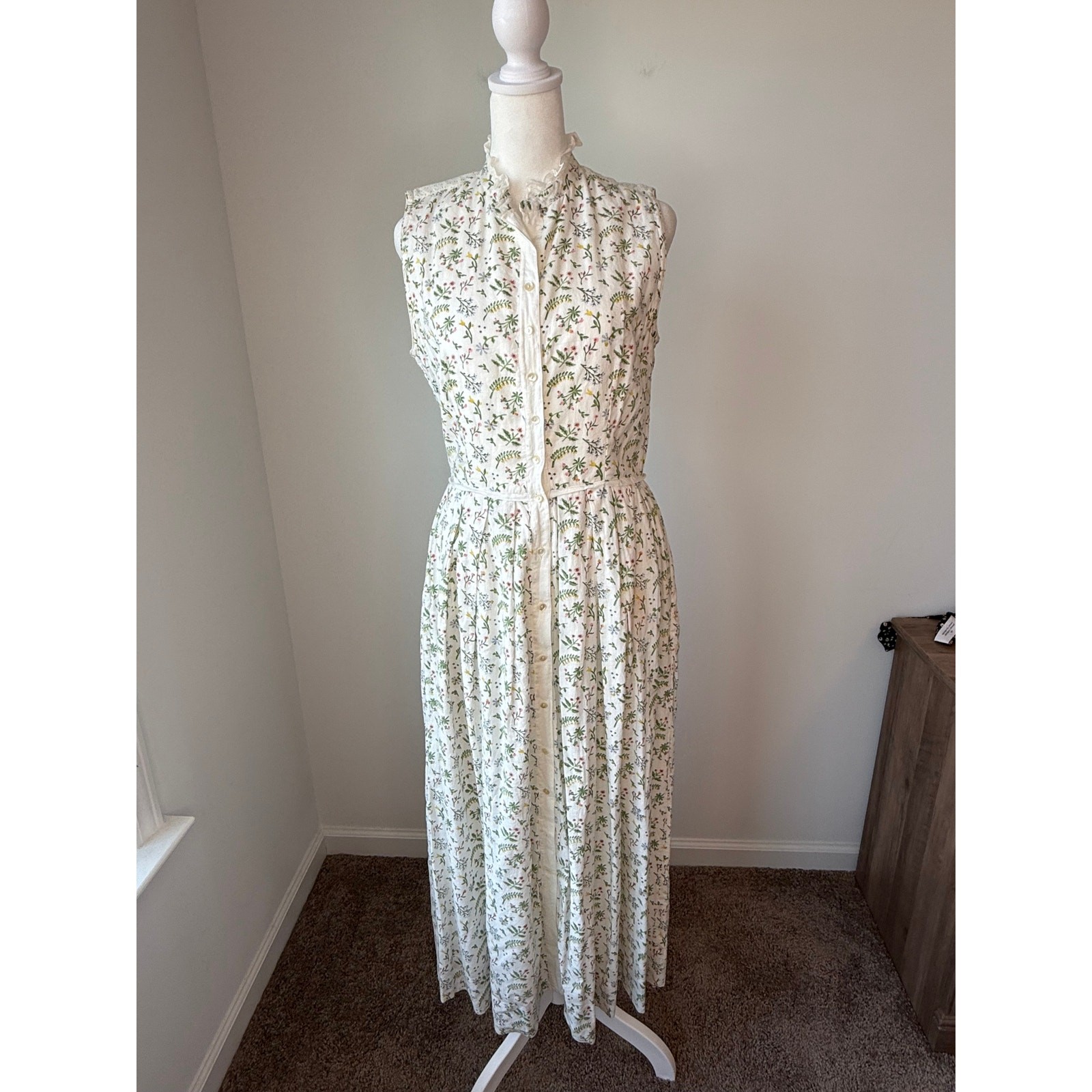Daydress White Botanical Floral Sleeveless Button Front Maxi Dress