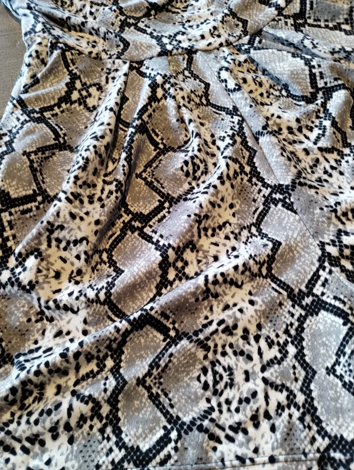 Women’s Sleeveless Strapless Snake Print Dress With Fitted Legs Size Large