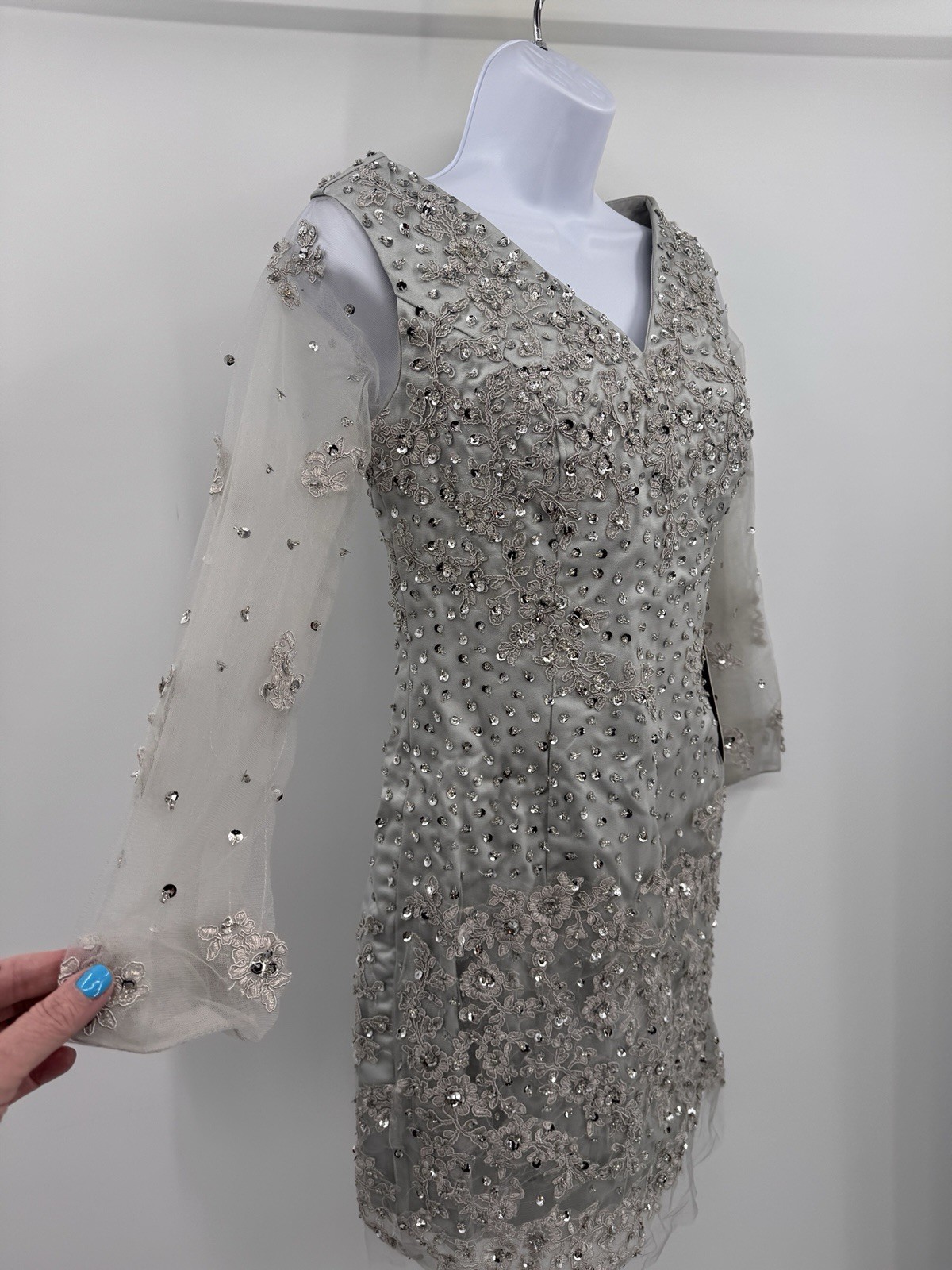 IZIDRESS Silver Heavily Sequined Beaded Lace V-Neck Short Sheath Dress 32″ Chest