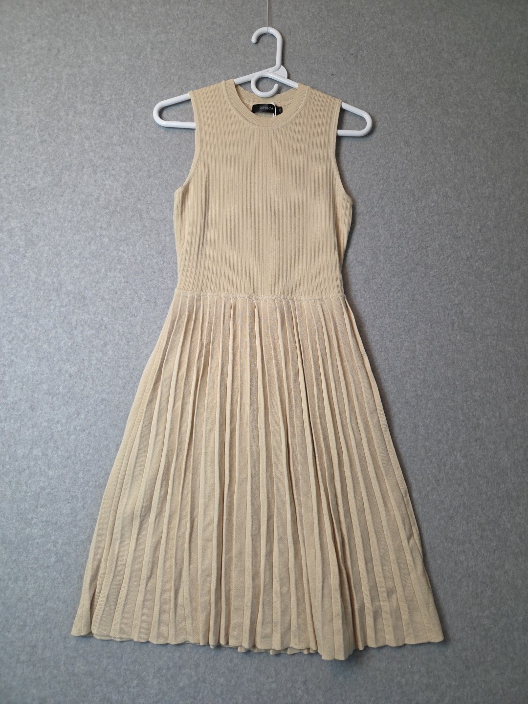 NWT Zesica Beige Ribbed Knit Pleated Skirt Swing Dress Women’s Medium Stretch