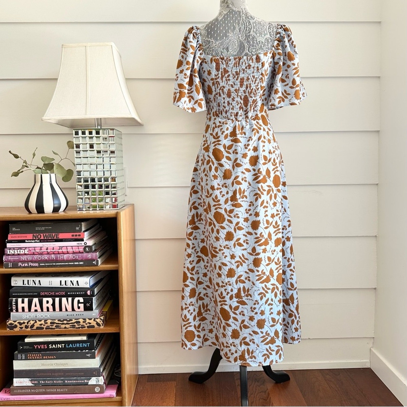 ASTR LACE UP FLUTTER SLEEVE CUT OUT MIDI DRESS BLUE BROWN FLORAL size S