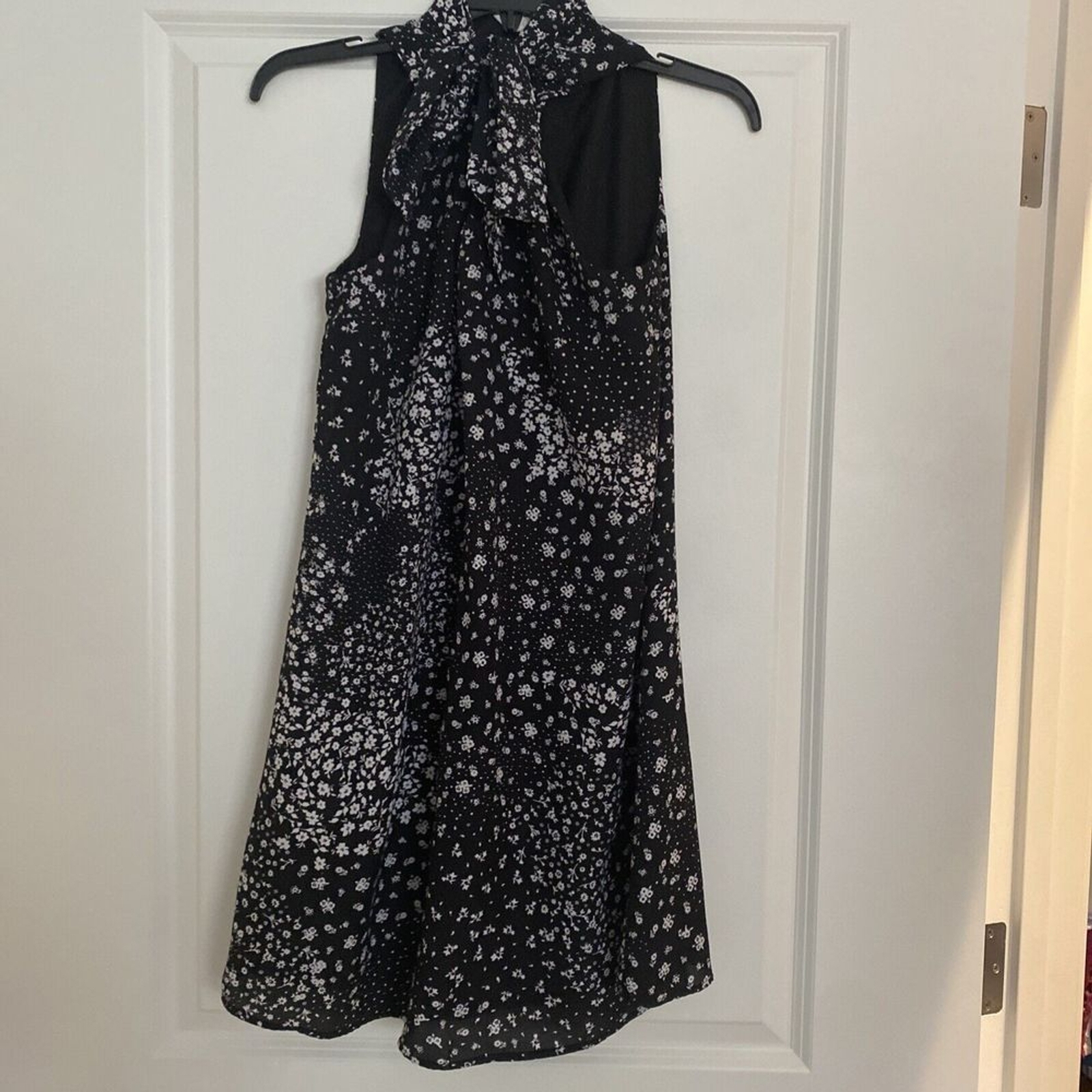 Decree Beautiful Floral Cocktail Ditsy Floral Mini Dress Tie Neck Front – Size S