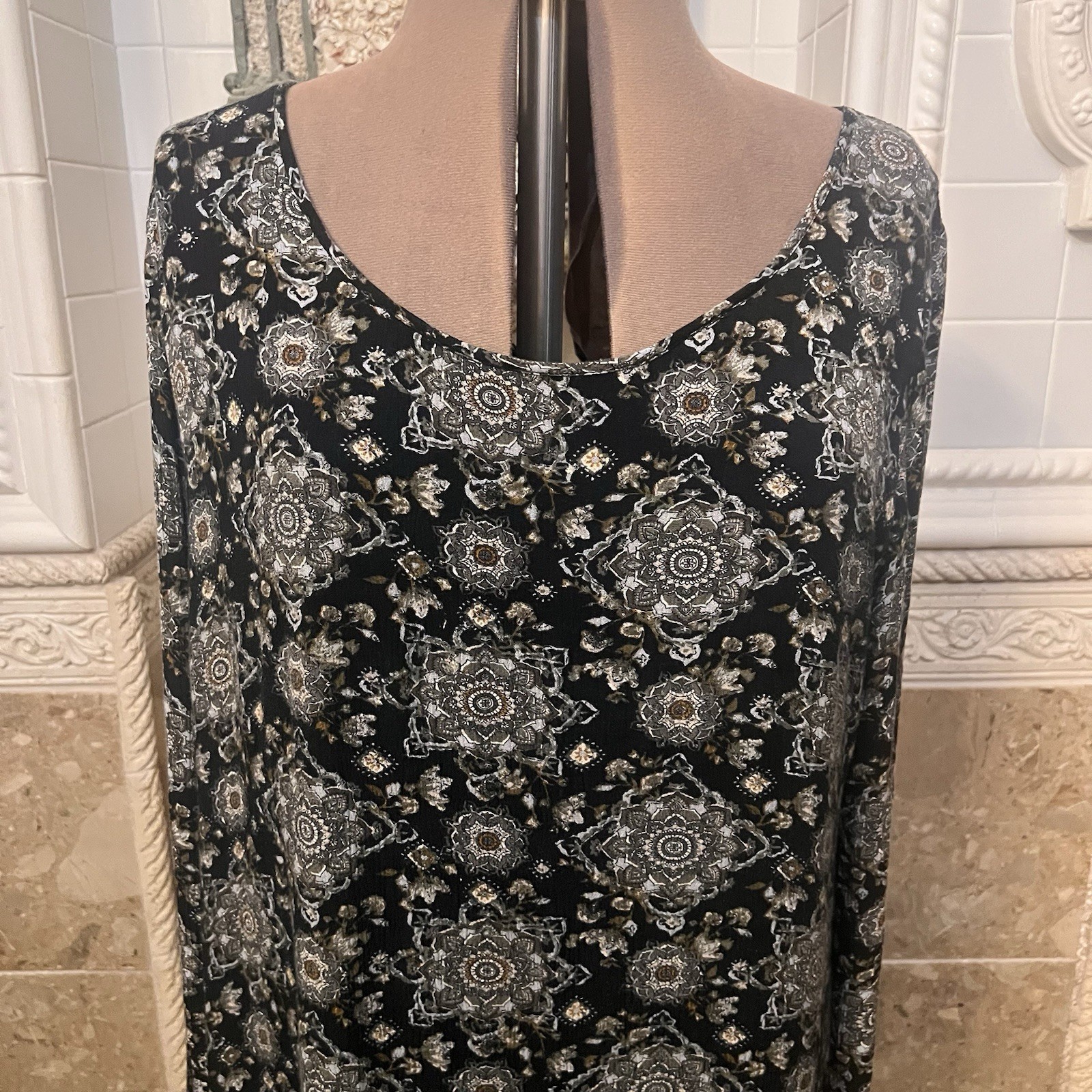 R n B. Size 2X Rayon Stretch Pullover Dress. Scoop Neck. X back. Lined. B125