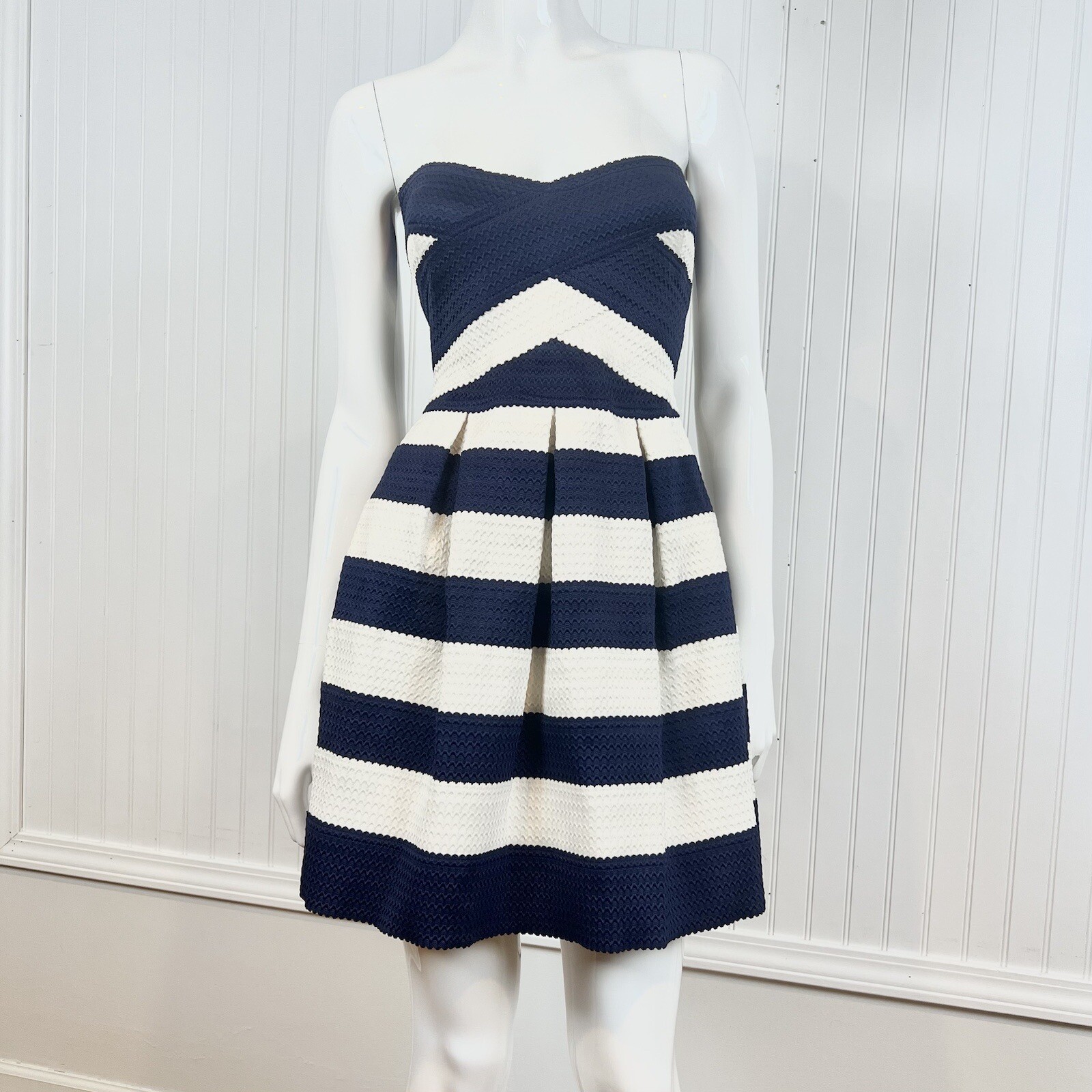 BCBG MaxAzria Women’s Size S Strapless Mini Bandeau Bandage Dress Blue White