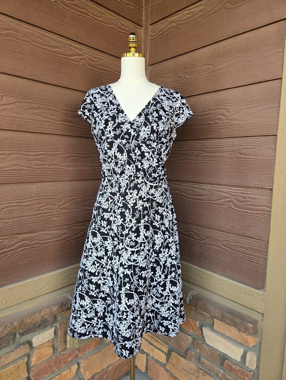 Ann Taylor LOFT Black & White Floral Fit-and-Flare Dress Women’s Size 8