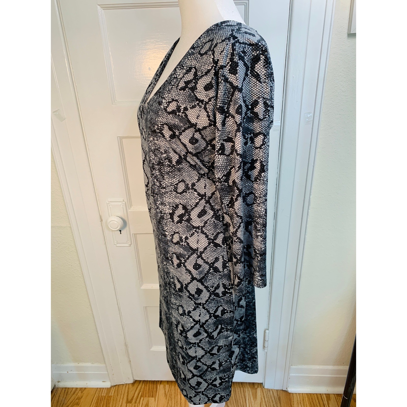 White Mark NWT Bodycon Snake Print Sheath Dress V-Neck Long Sleeve / Size L