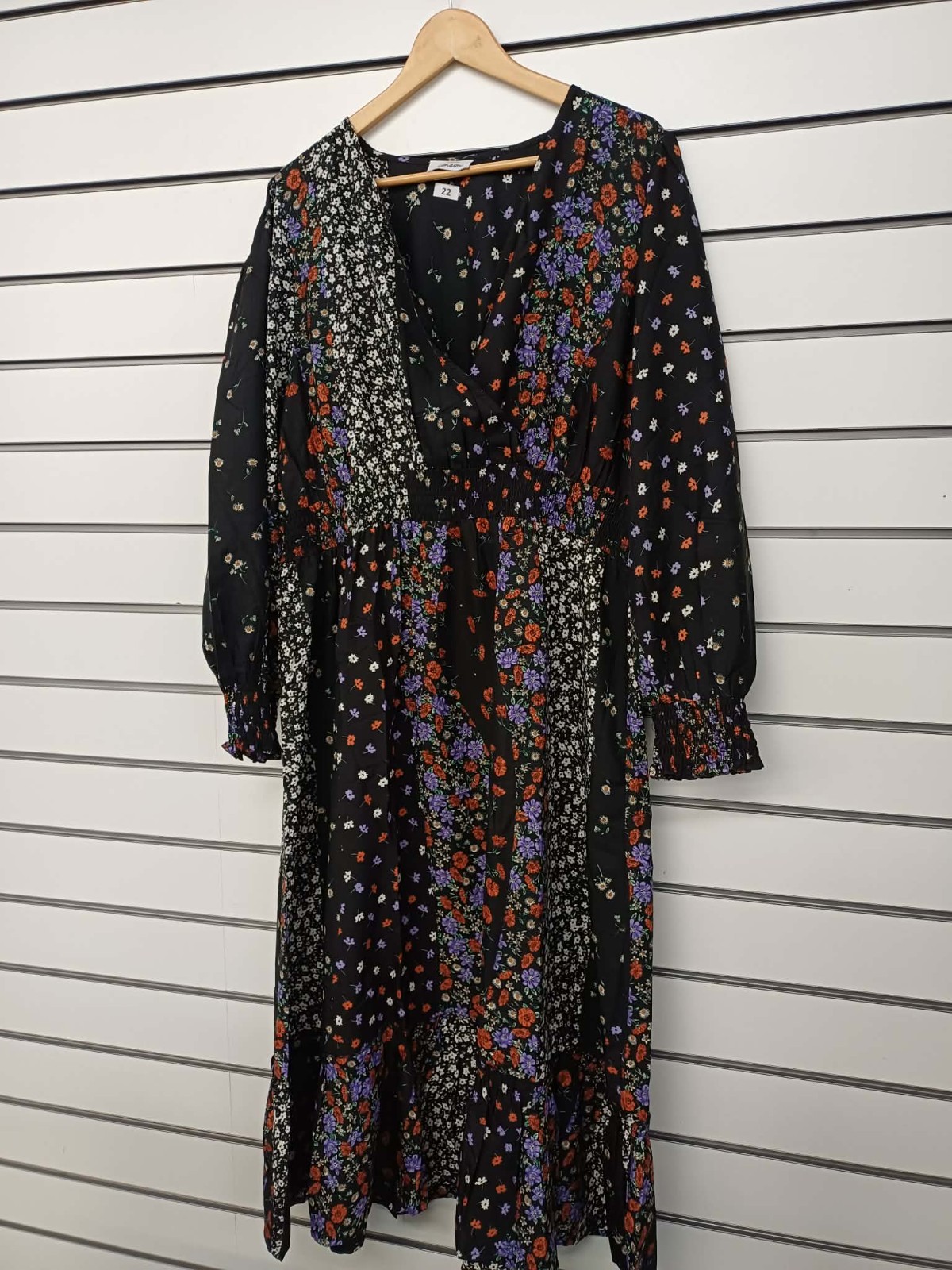EX YOURS BLACK DITSY FLORAL PATCHWORK V NECK MIDAXI DRESS SIZE 26-28 (REF R)