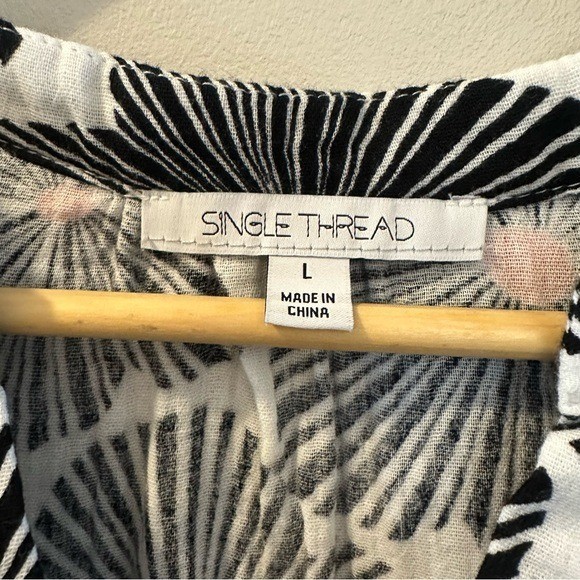 Single Thread Women’s Printed Flutter Sleeve Dress Size Large NWT