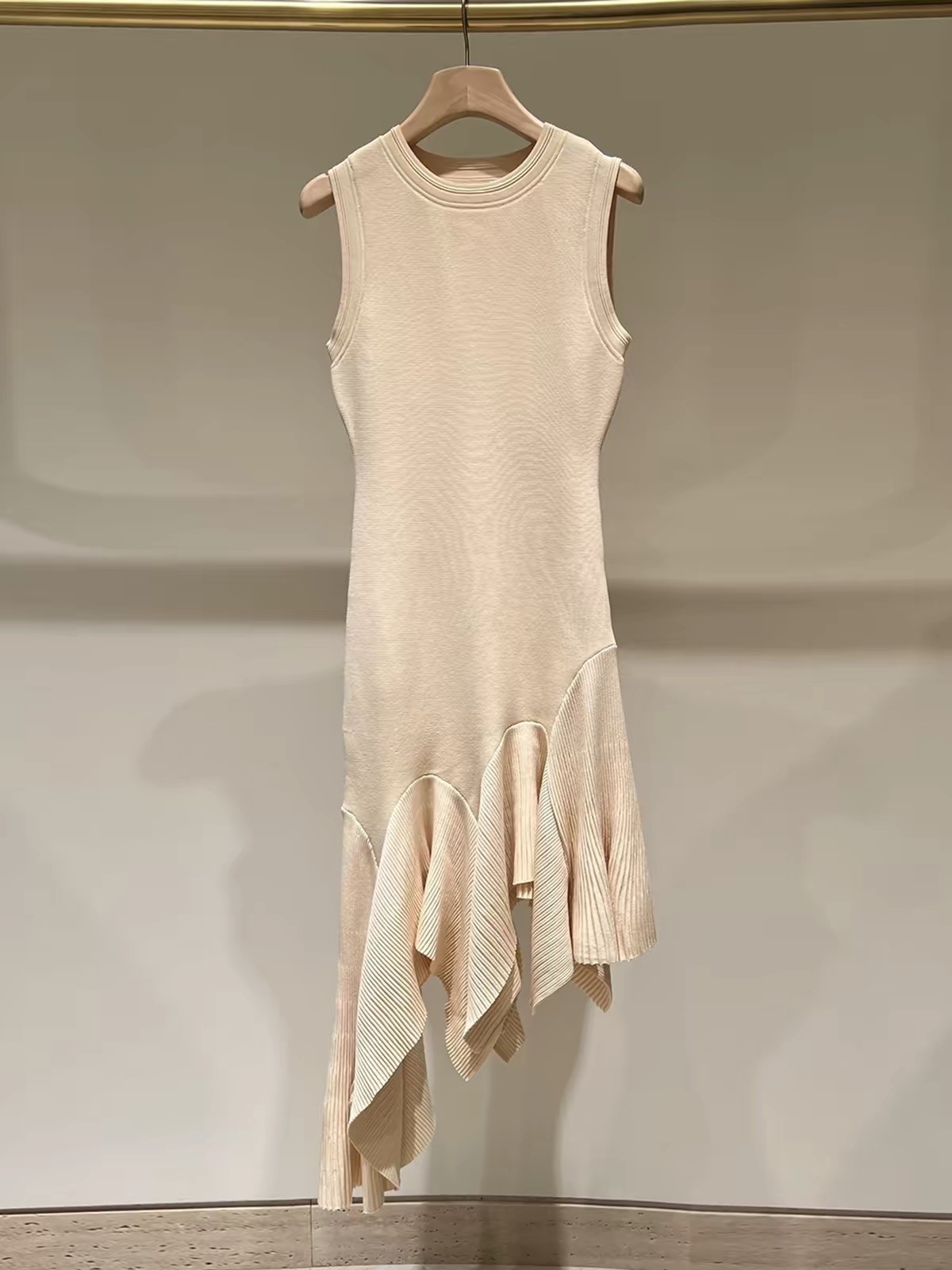 Sandro 2026 Early Autumn Sleeveless Round Neck Irregular Ruffle Knitted Dress