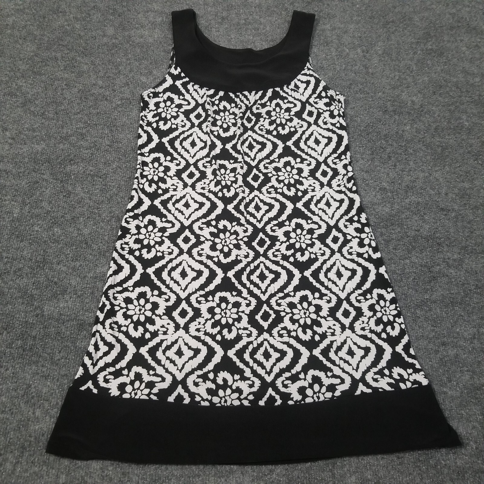 Women’s Black And White Scooped Neck Shift Dress Size Small Wrapper Brand