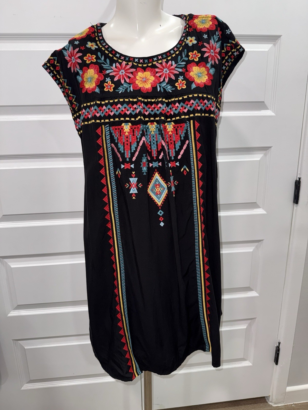 Savanna Jane Pullover Sleeveless Mini Dress Women’s Sz Medium Embroidered