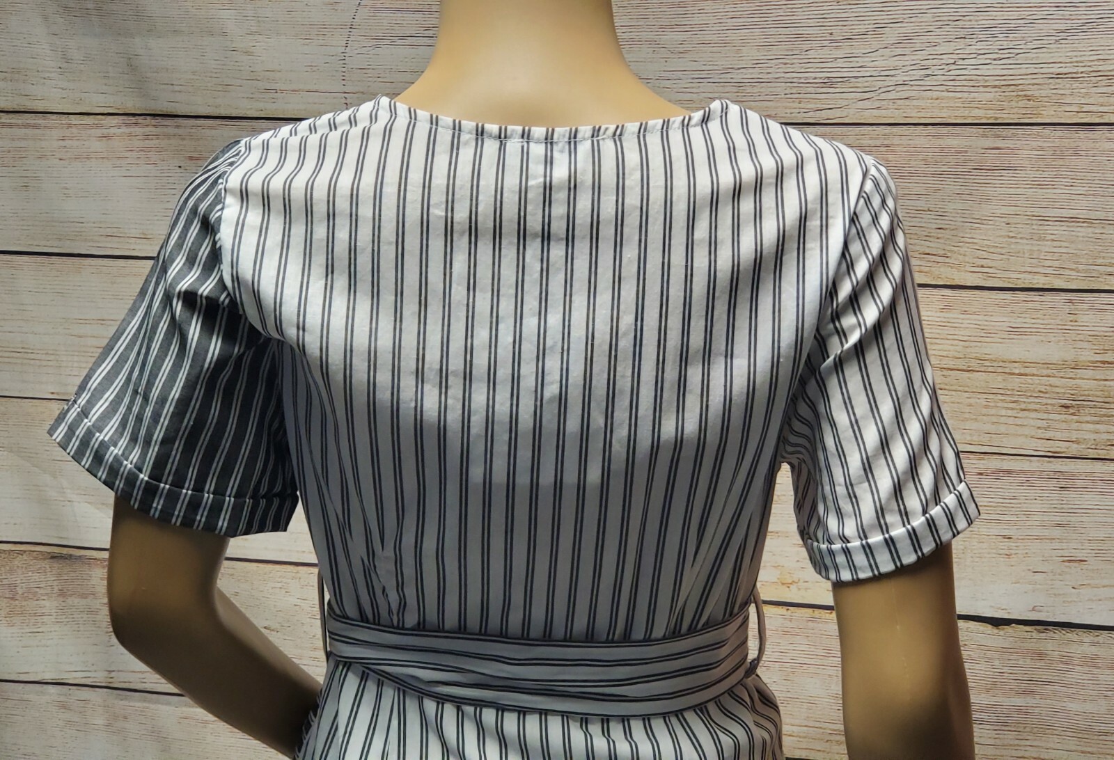 NWT VERY J M WHITE GRAY STRIPE V-NECK SURPLICE CUFFED HI-LOW BELTED BOHO DRESS