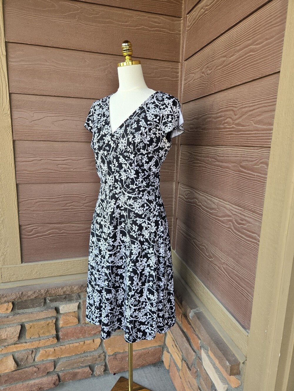 Ann Taylor LOFT Black & White Floral Fit-and-Flare Dress Women’s Size 8