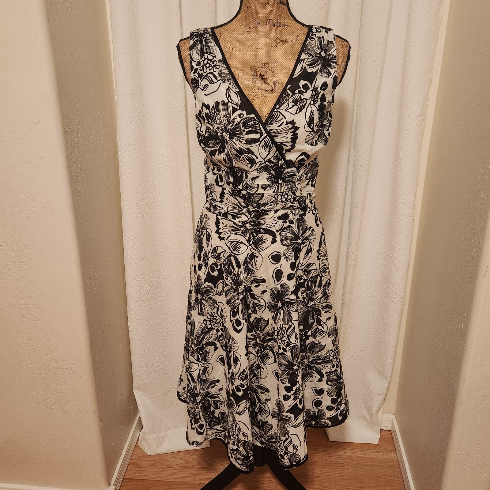 Fashion Bug Women’s 6 Black & White Floral Sleeveless A-Line Dress