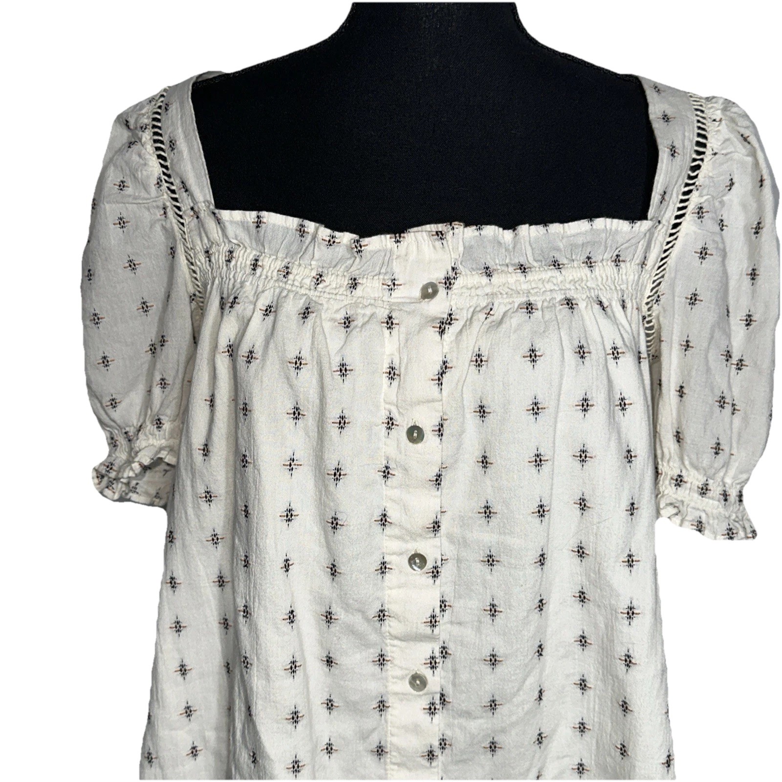 Embroidered lightweight mididress size MEDIUM Cream button down square neck