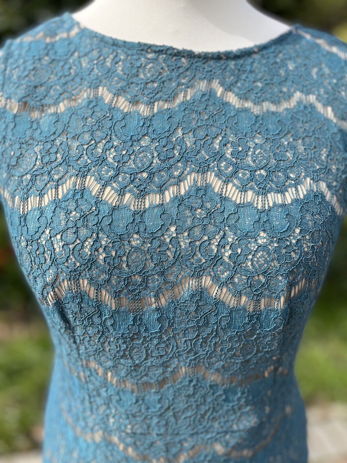 LACEY DRESS WITH CAP SLEEVES & NUDE LINING & V BACK – SIZE L (12) Teal/Turqoise