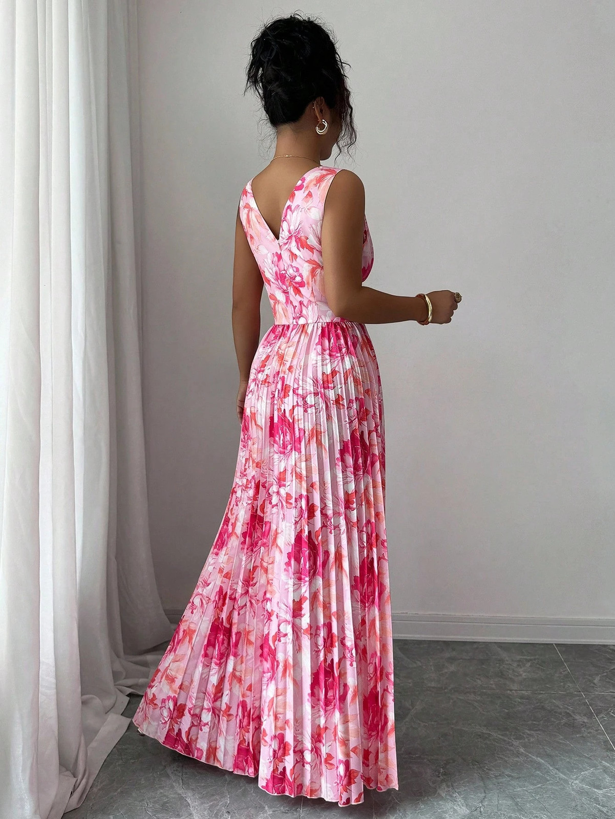 Sleeveless V Neck A Line Maxi Dress with Ruffle and Floral
