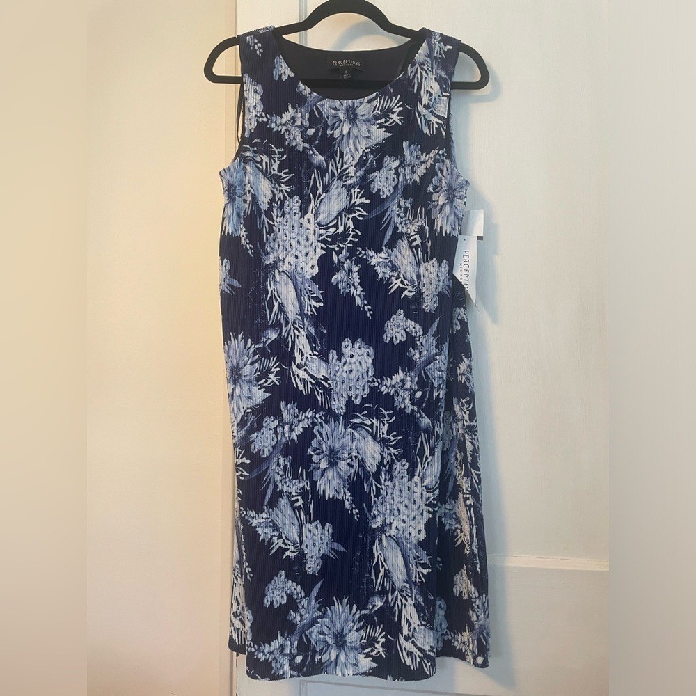 New with tags Navy /white flower dress