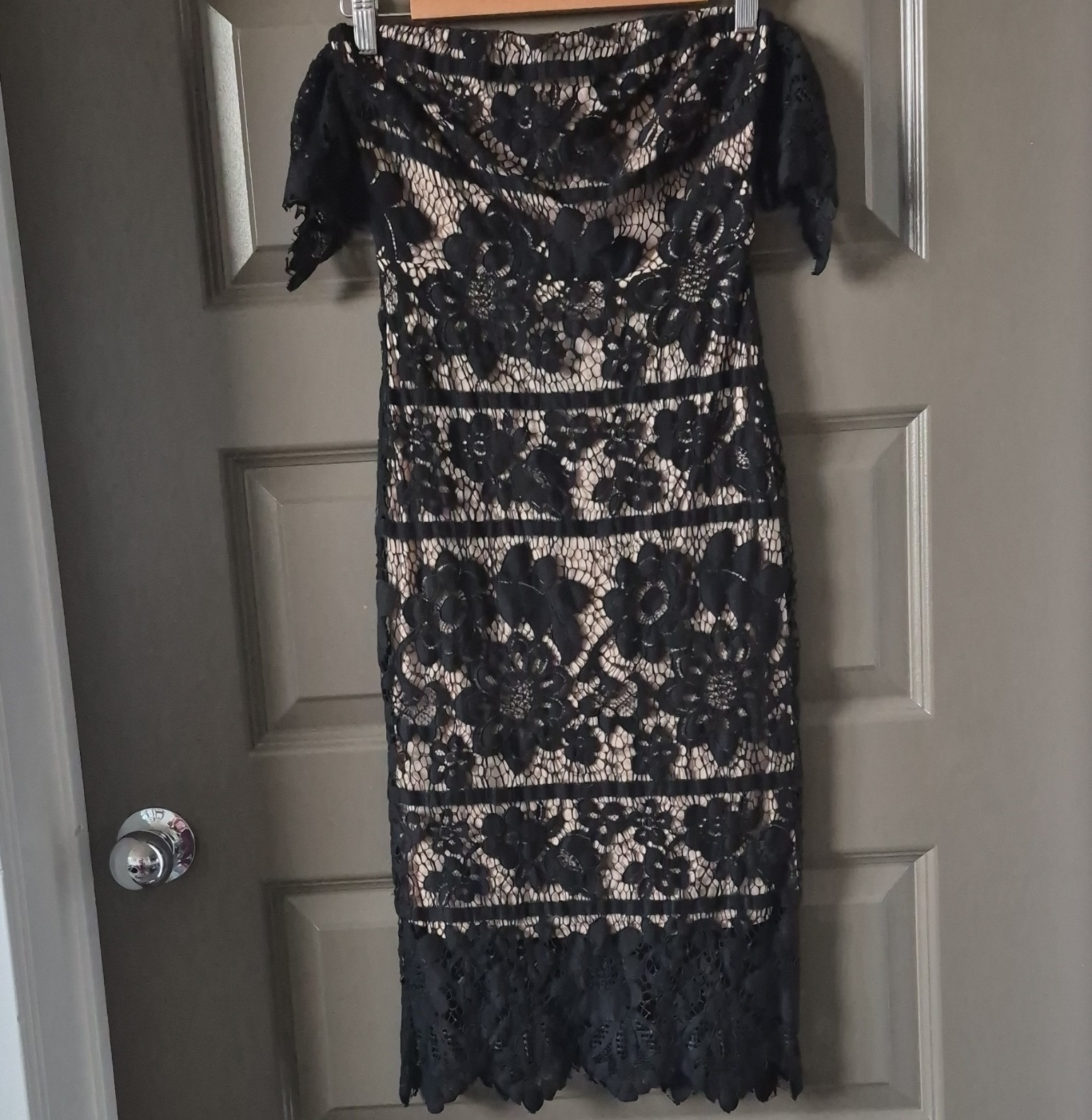 Express Floral Lace Off Shoulder Knee Length Dress Black/Beige Lined Size 0